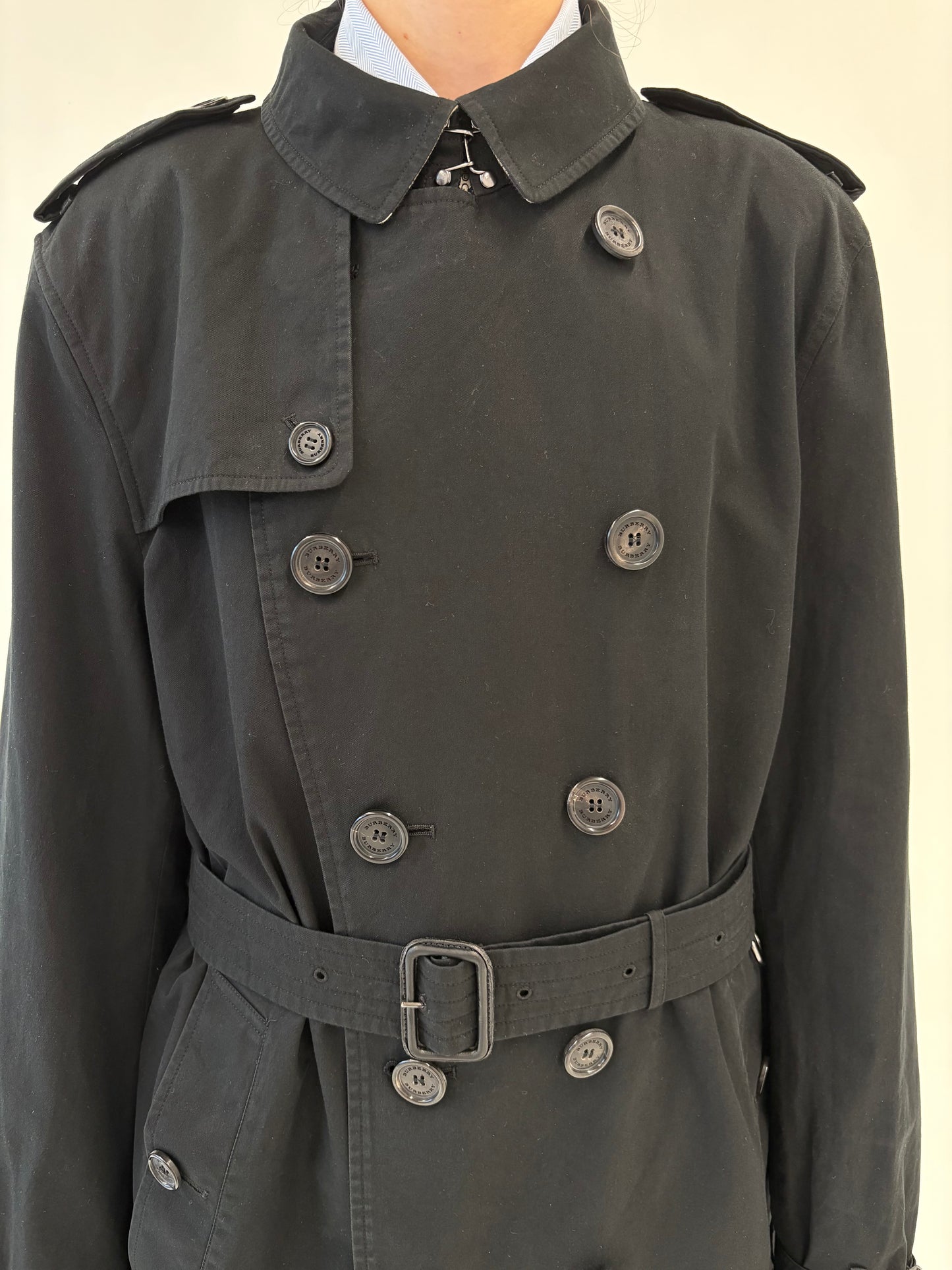 Trench Burberry negru model Kensington Heritage