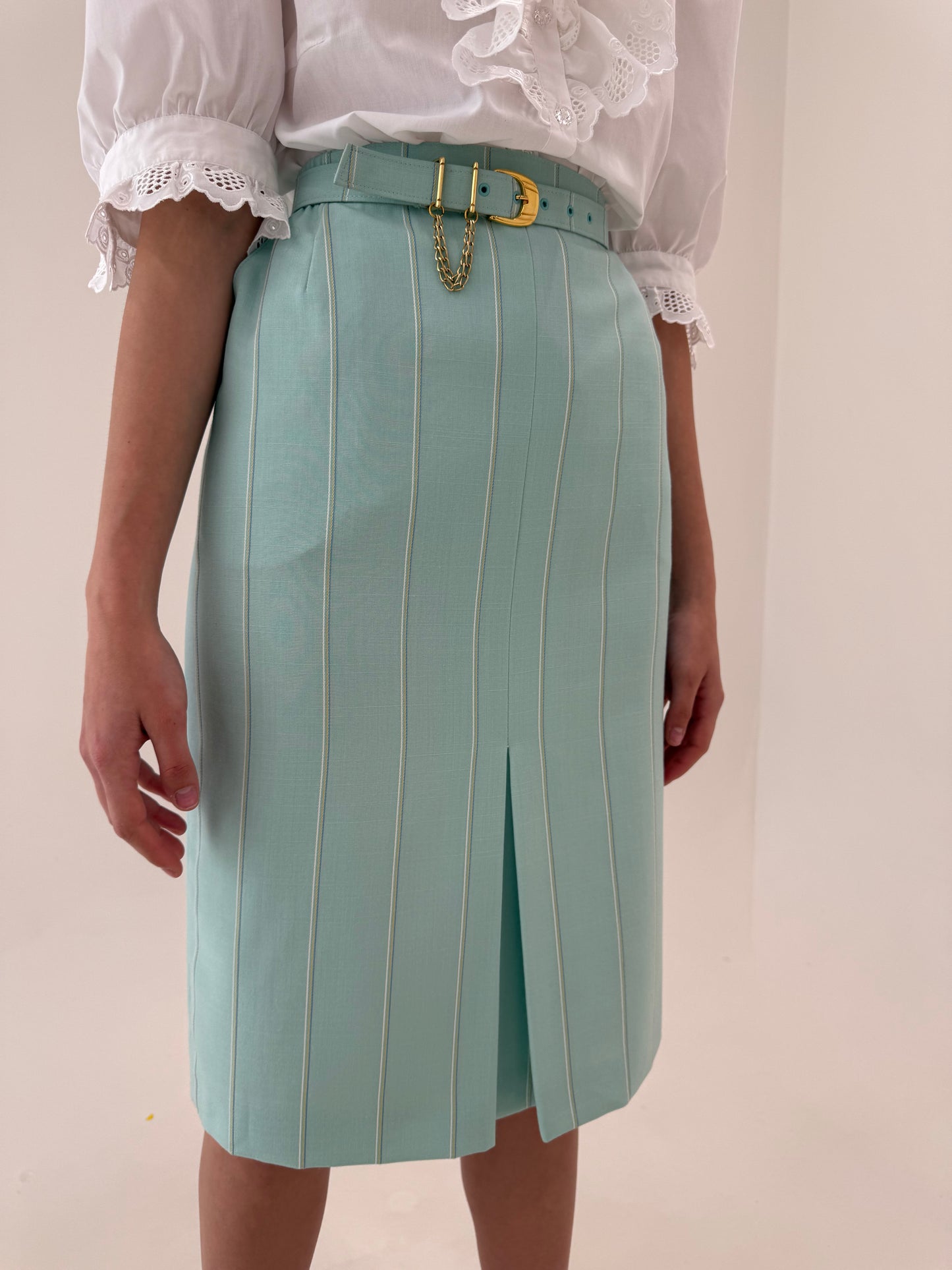 Deux piece vintage mint green cu feronerie aurie și sacou în croi retro modern