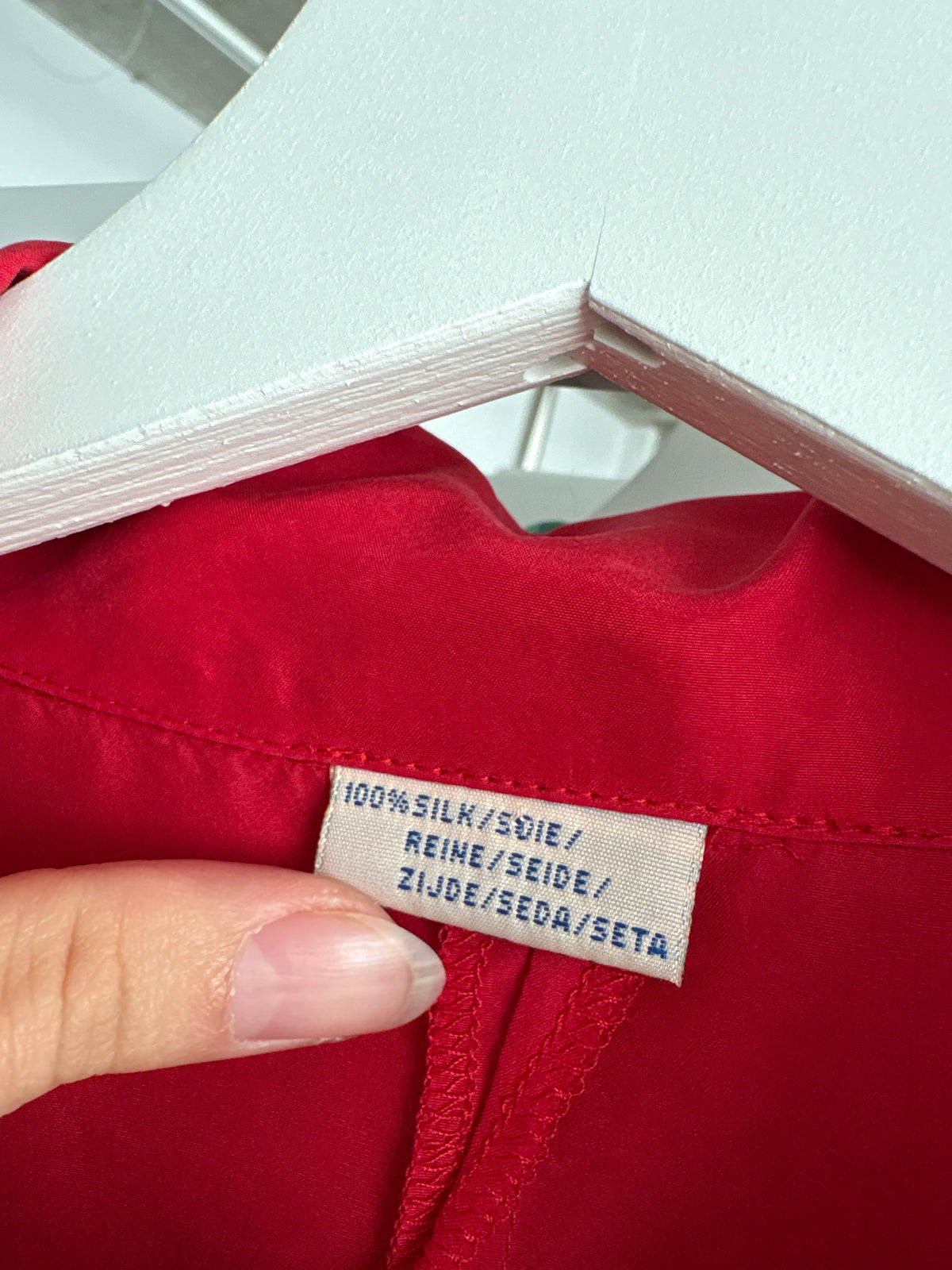 Cămașa cherry red cu emblema brodată din mătase naturală în croi lejer