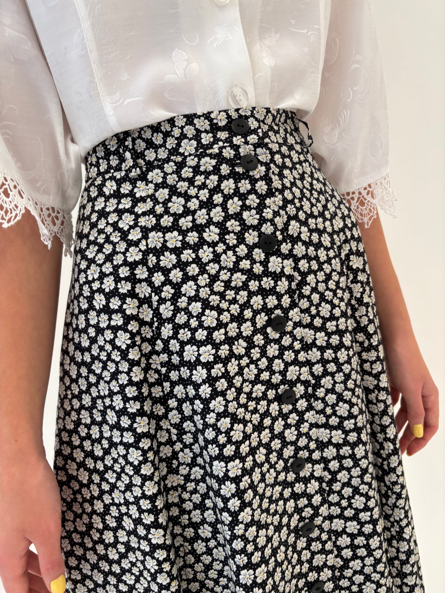 Fustă vintage neagră cu print floral delicat cu margarete