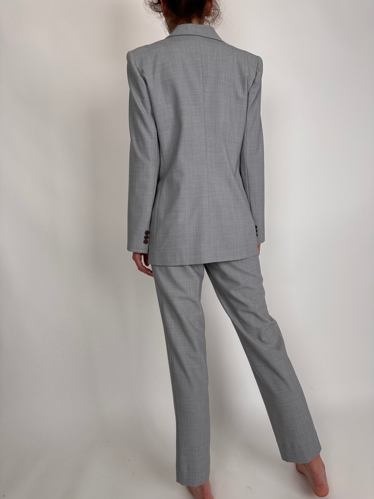 Costum light gray în croi minimalist