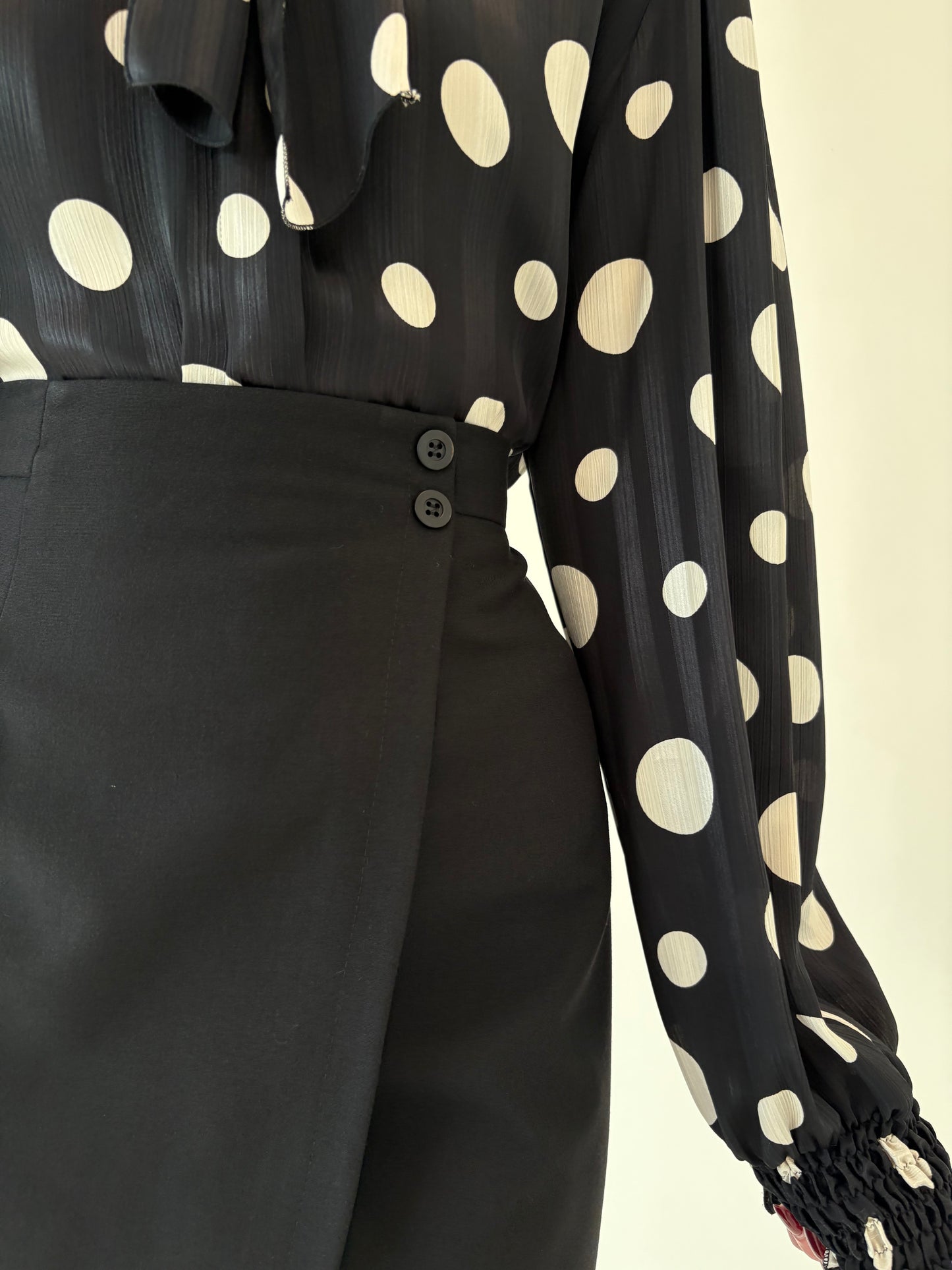 Fustă neagră petrecută ultra conică cu talie super înaltă marcată