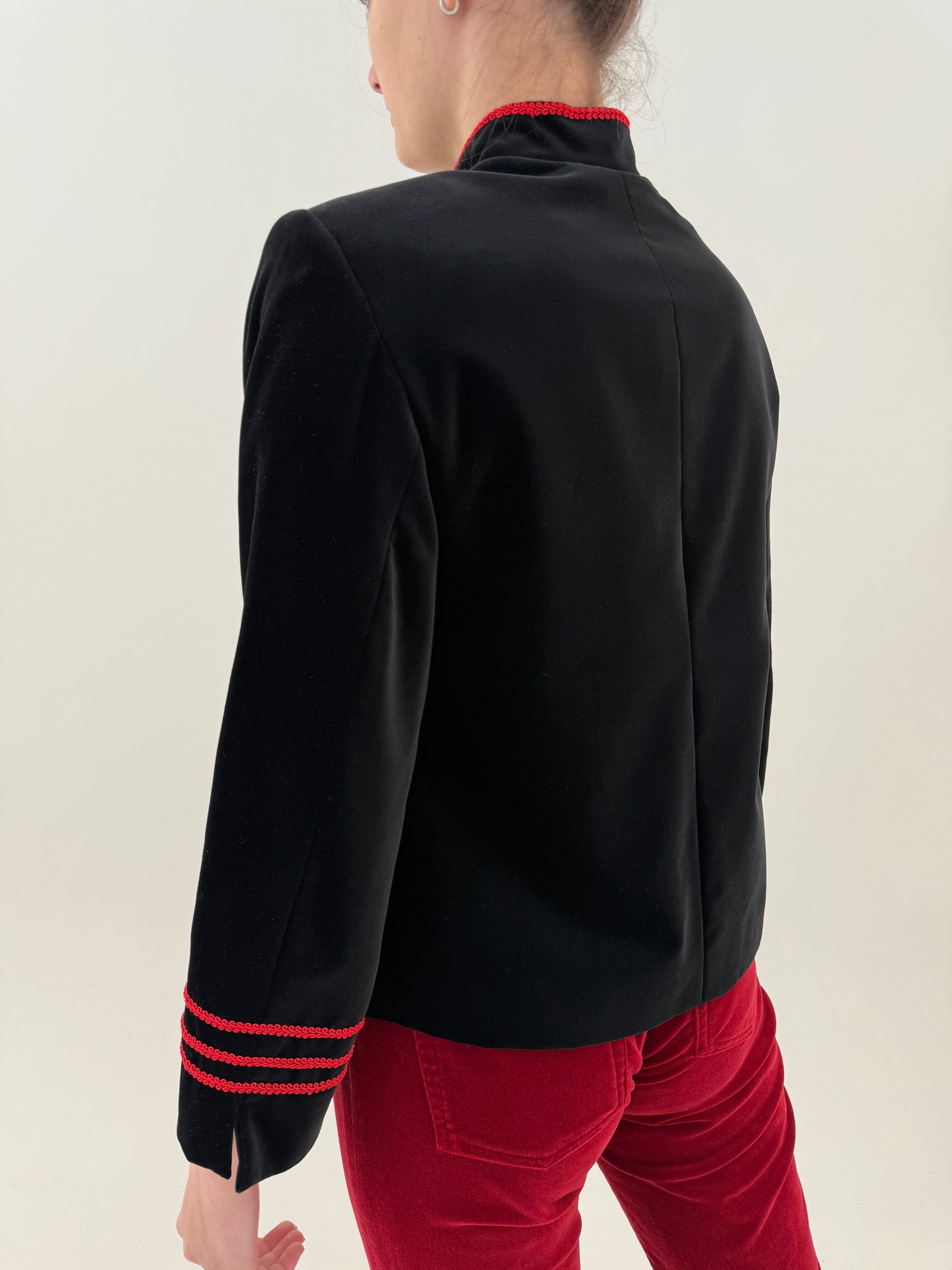 Sacou negru cambrat din catifea cu influențe asiatice super în trend