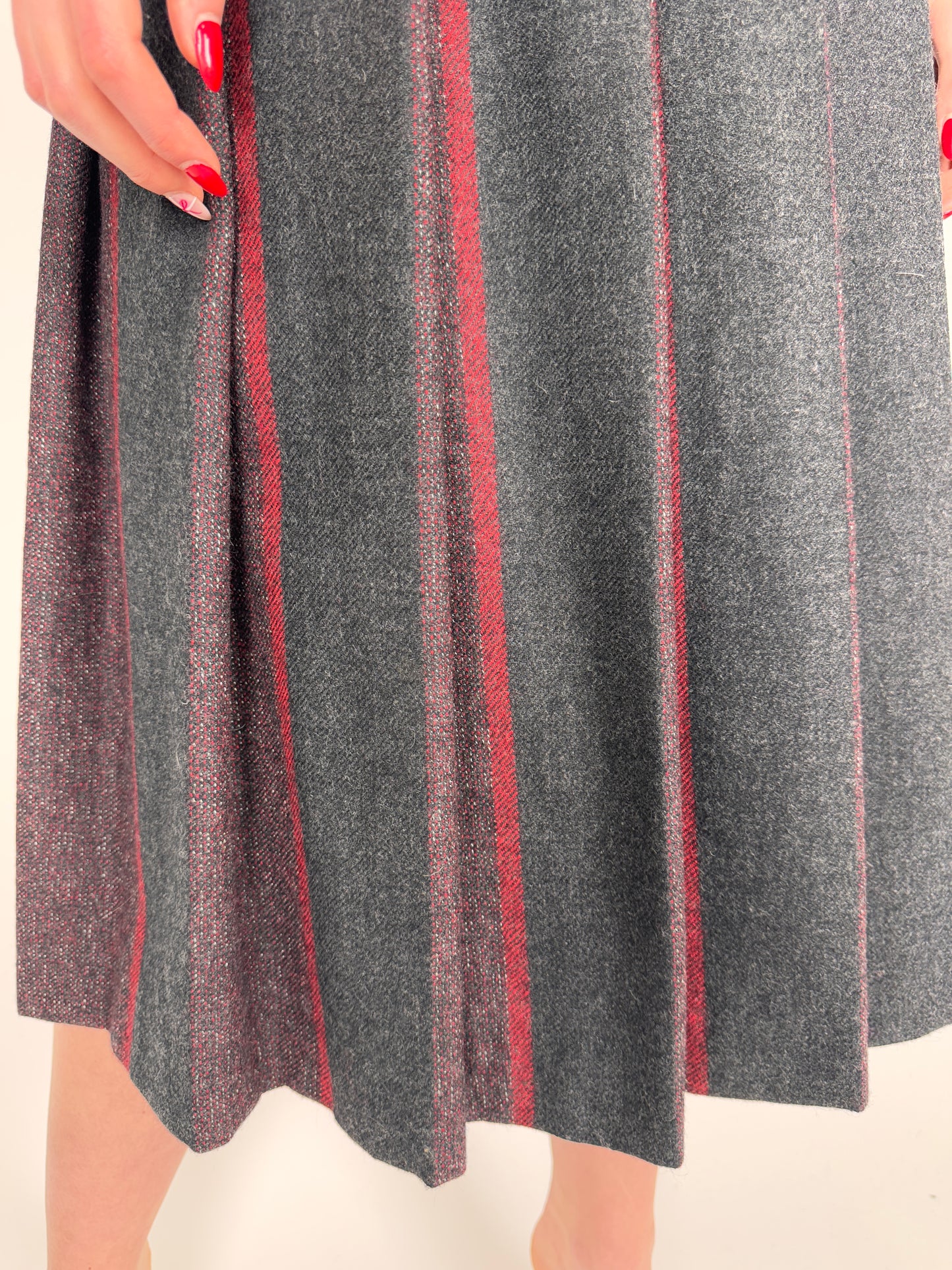 Fustă charcoal gray plisată cu inserții burgundy din lana extrafina
