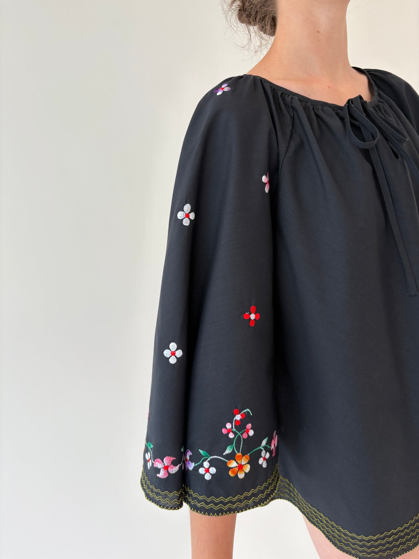 Tunica neagra cu broderie manuală excepțională din pânză de bumbac