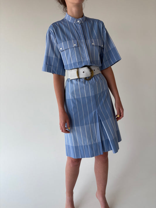 Rochie din poplin de bumbac în croi retro minimalist cu talie marcată