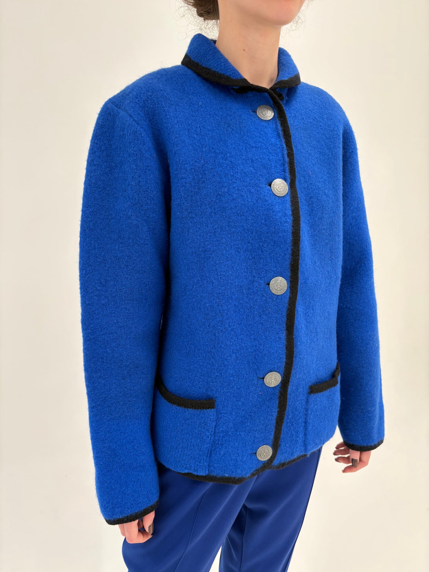 Jacheta groasa din boiled wool în croi minimalist albastru regal