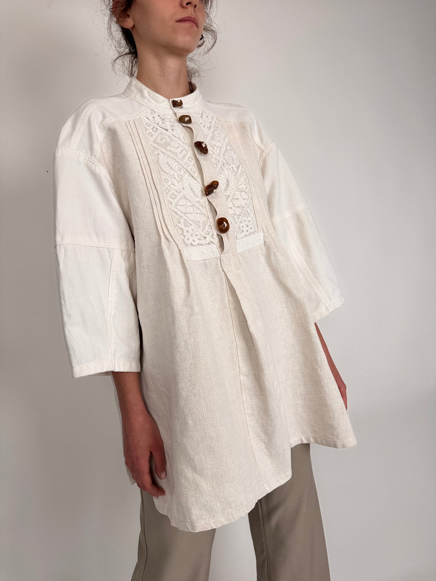 Cămașa vintage din pânză grea de în și dantelă macrame lucrată manual