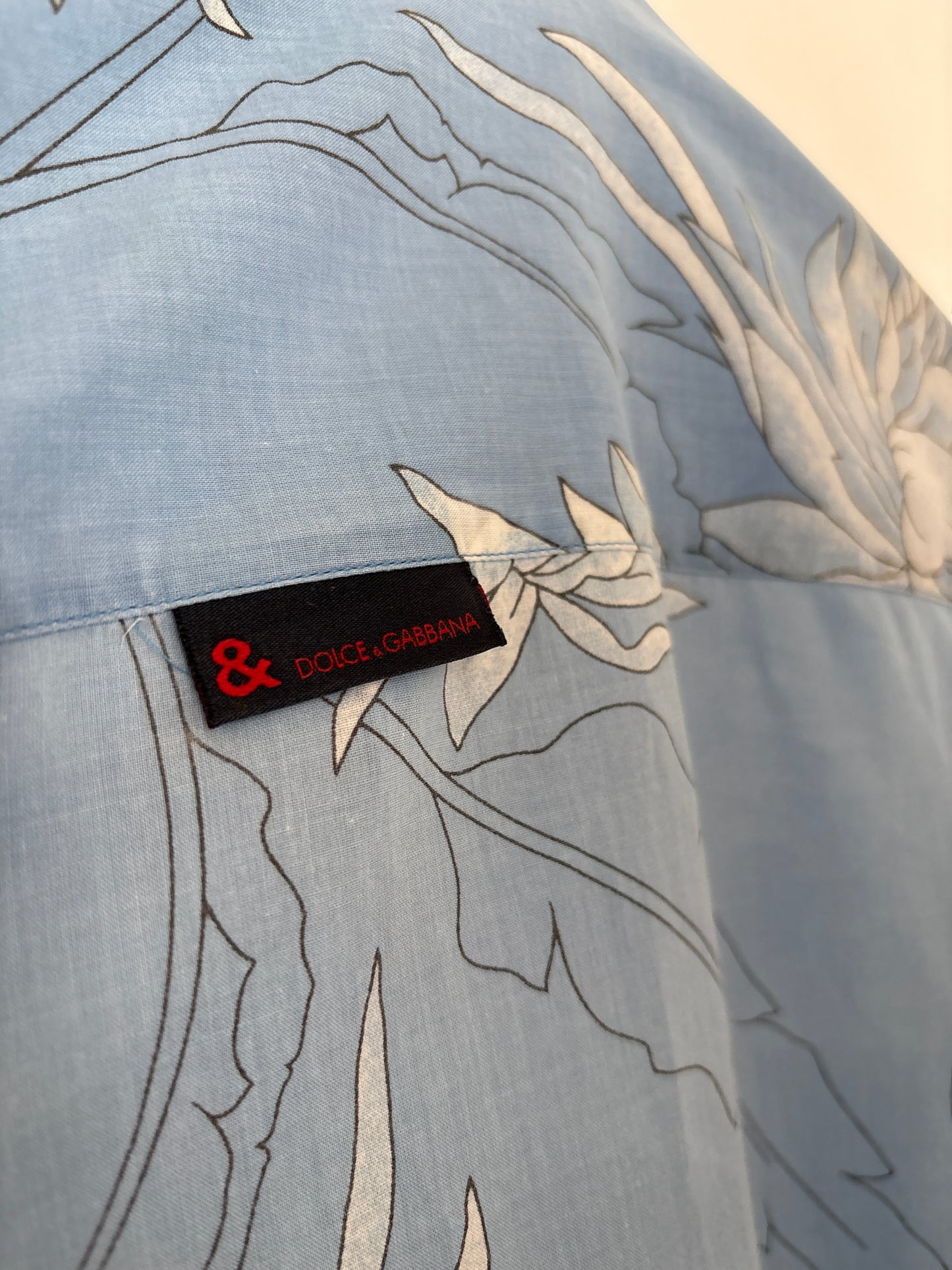Cămașa Dolce&Gabbana baby blue cu print superb din cea mai fină panzica de bumbac