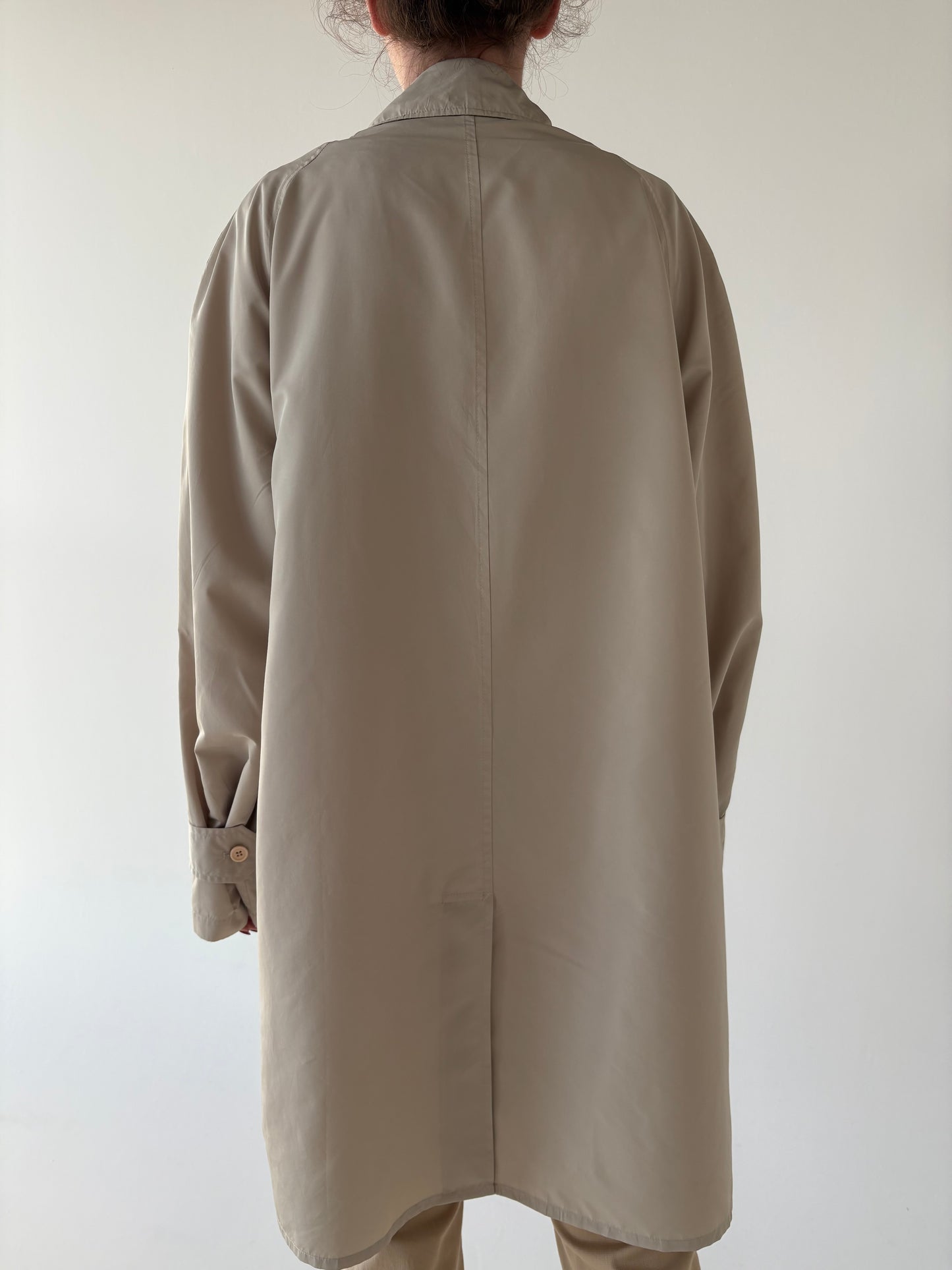 Trench Burberry în croi actual minimalist impermeabil tall