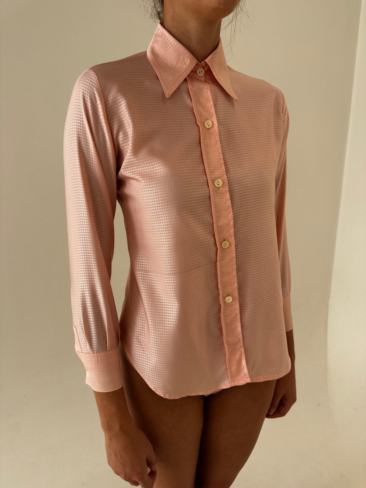 Cămașa old vintage anii 70 petite din material plin satinat texturat powder pink
