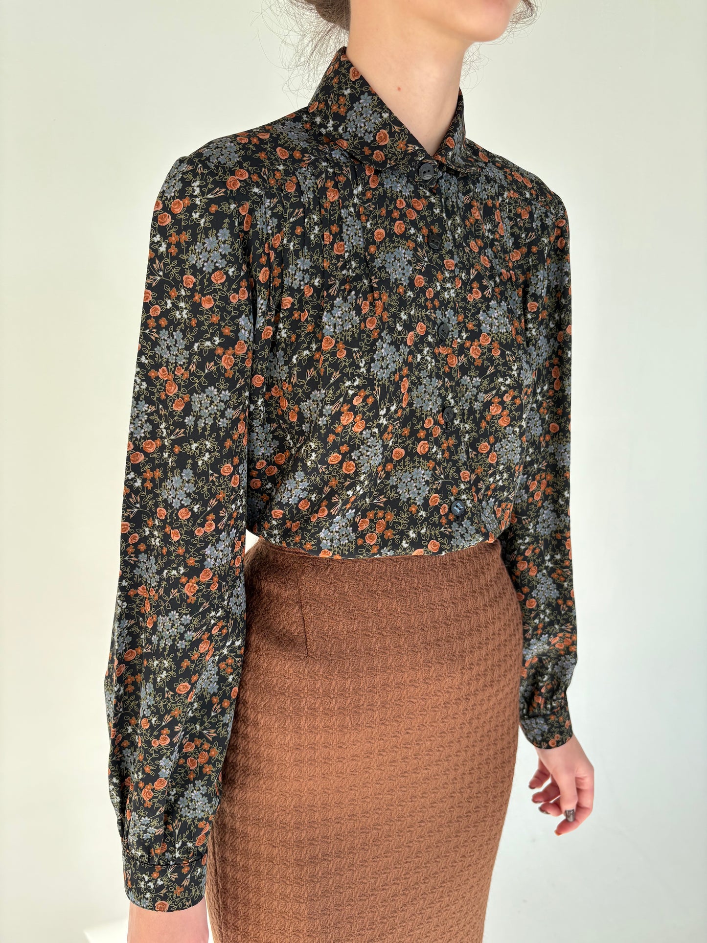 Cămașa vintage cu print floral delicat