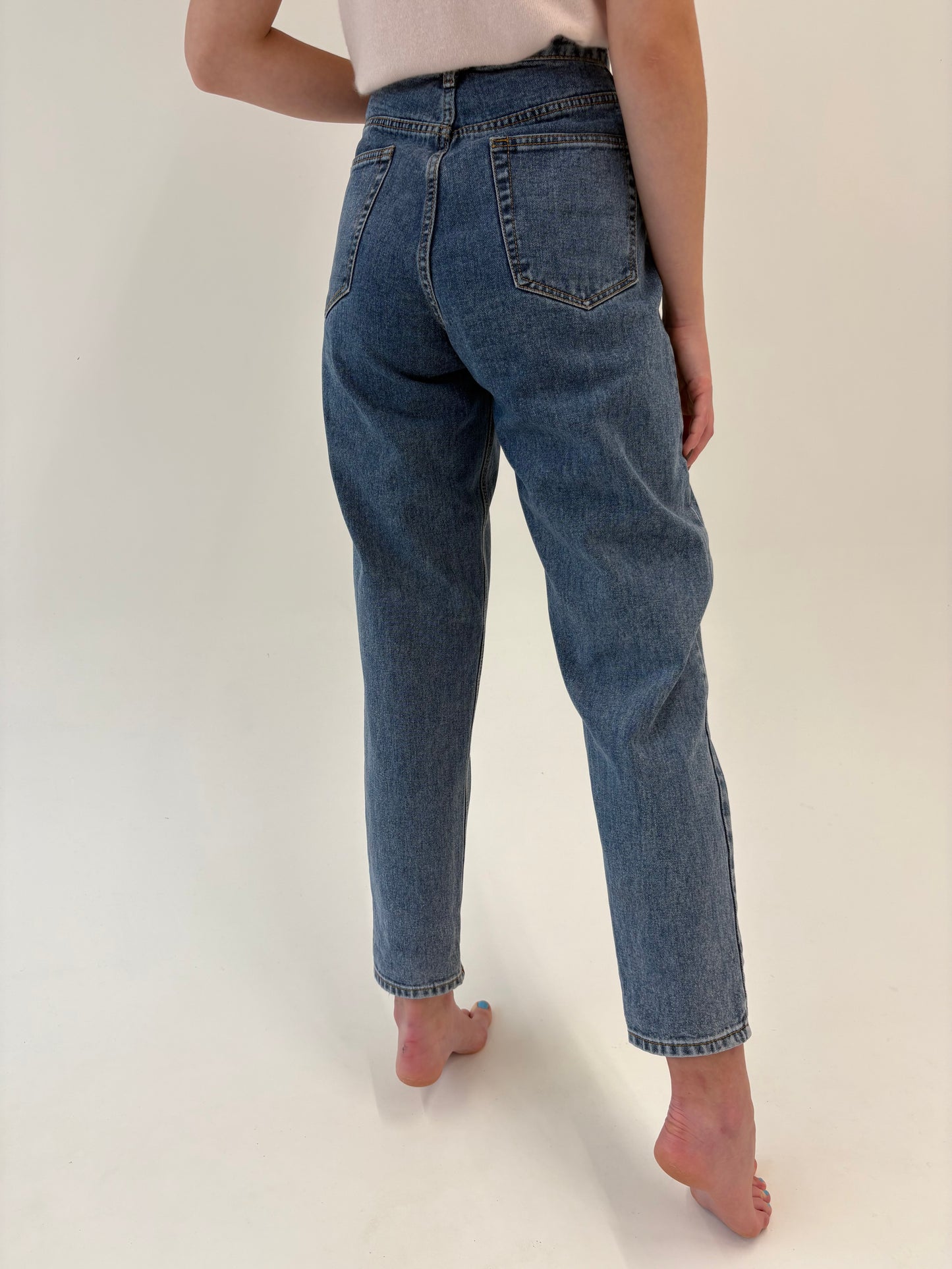 Jeans premium mom fit tall cu talie ultra înaltă și solduri generoase