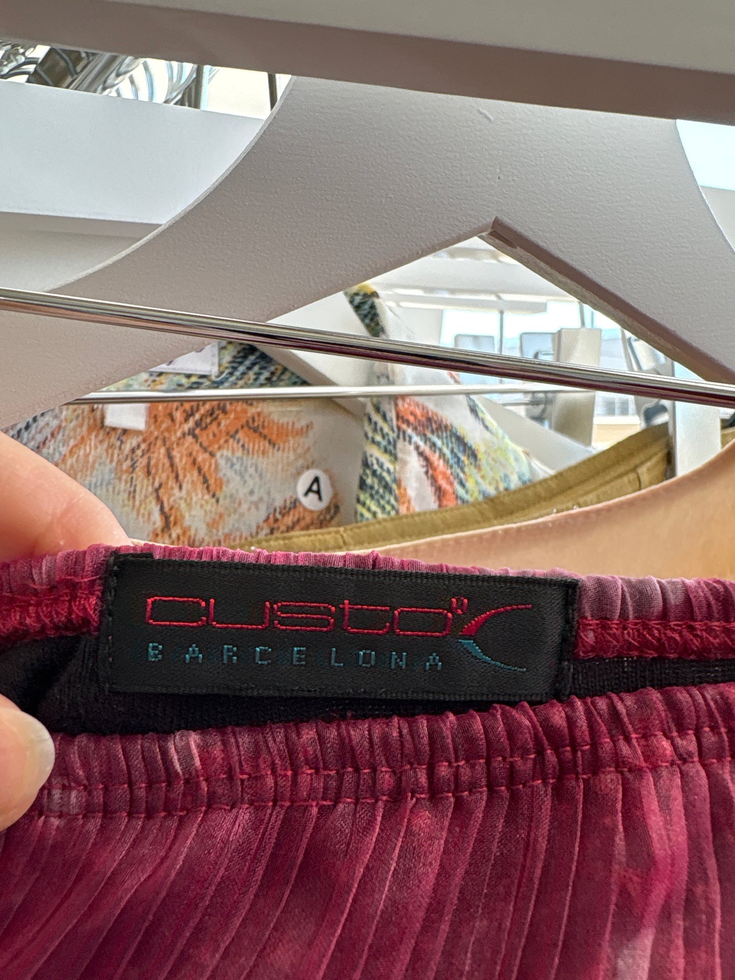 Fustă deosebită din organza texturată în tonuri de fucsia