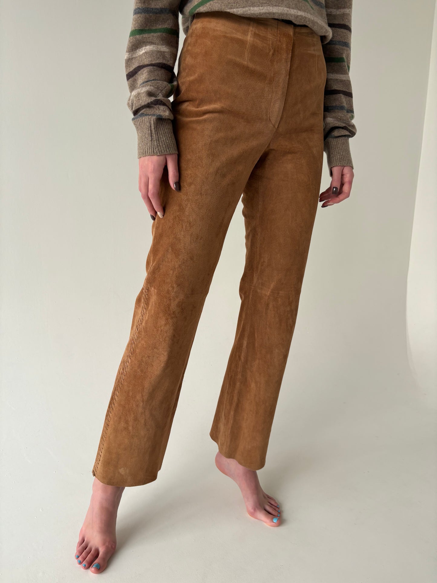 Pantaloni camel din piele naturală întoarsă tall in croi ușor evazat