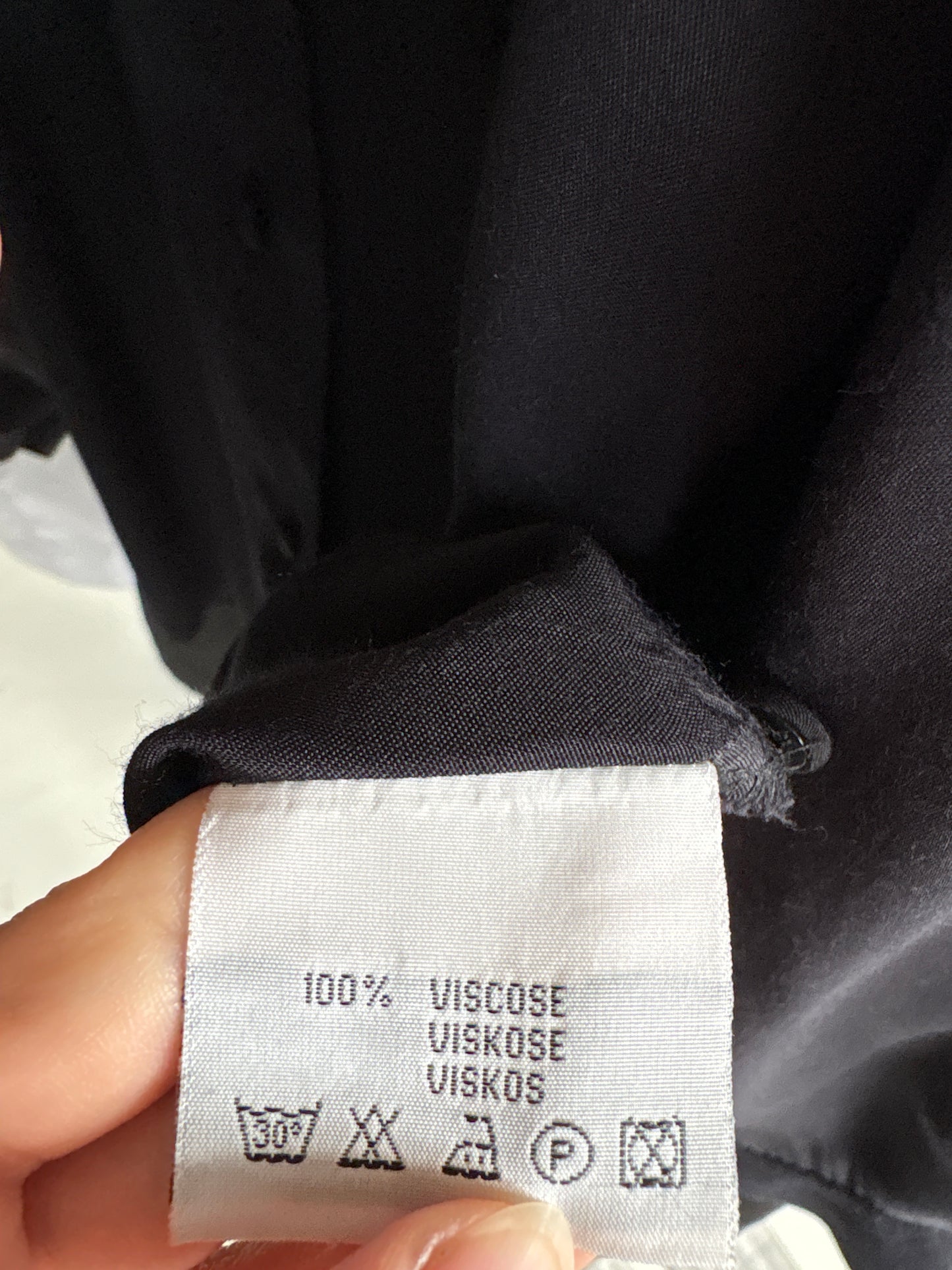 Cămașa neagră cu broderie contrastanta pe revere