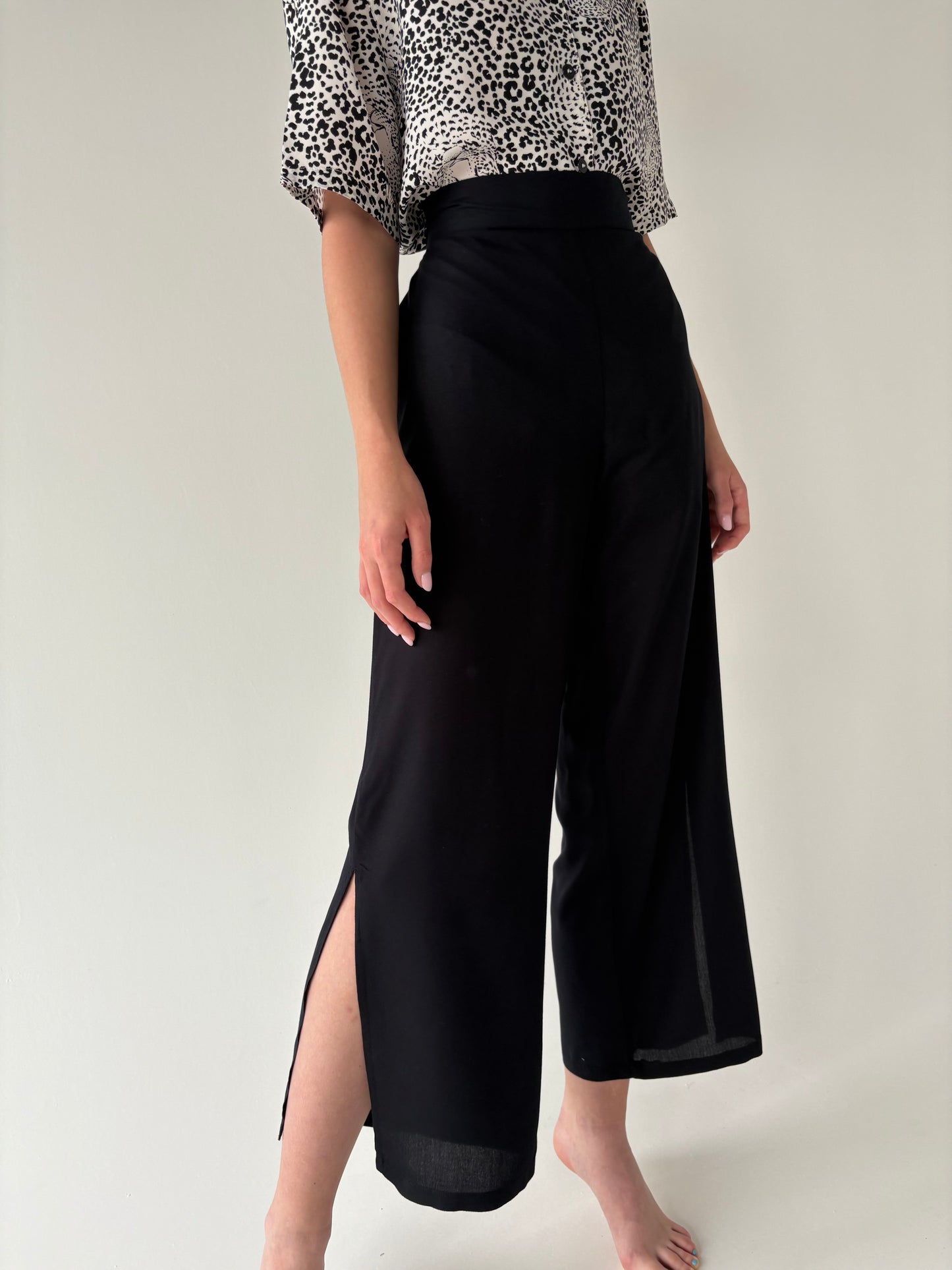 Pantaloni negri vaporosi palazzo cu talie ultra înaltă marcată și șlițuri