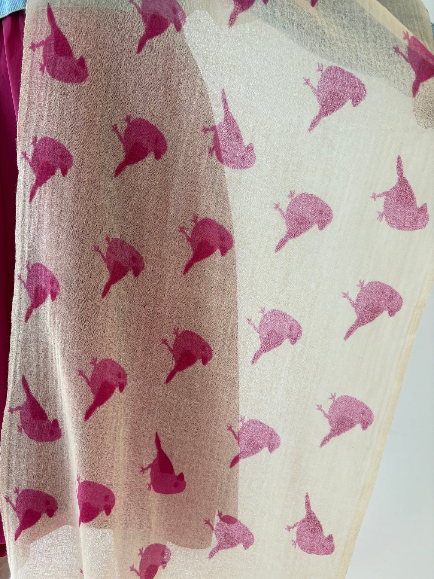 Eșarfă XXL butter jude din lana extrafina cu print fucsia