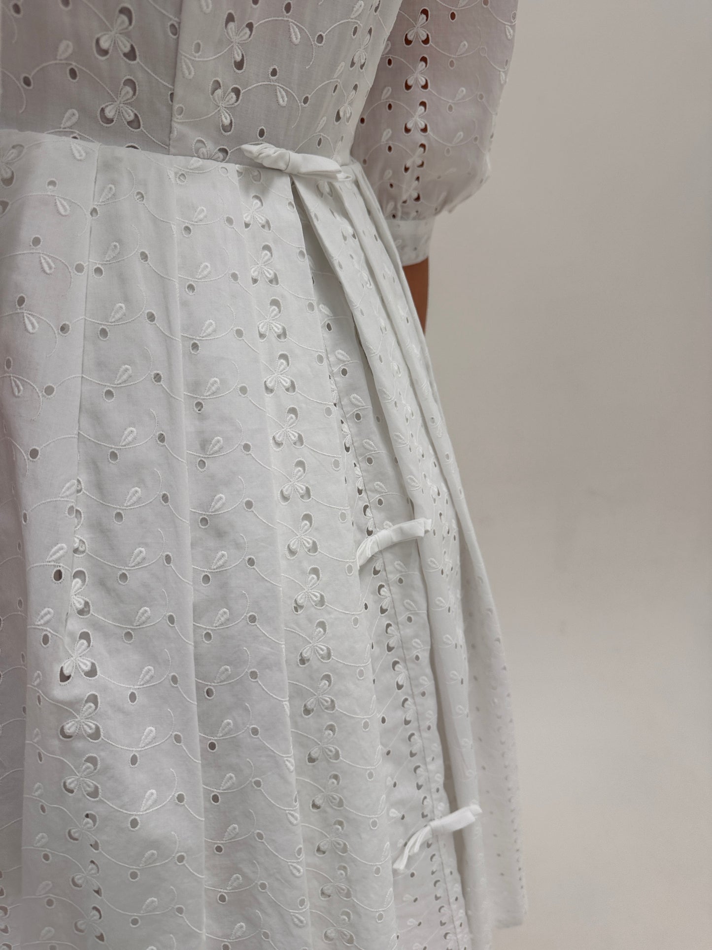 Rochie vintage anii 50 integral brodată cu corsaj și fustă ultra amplă și detalii feminine