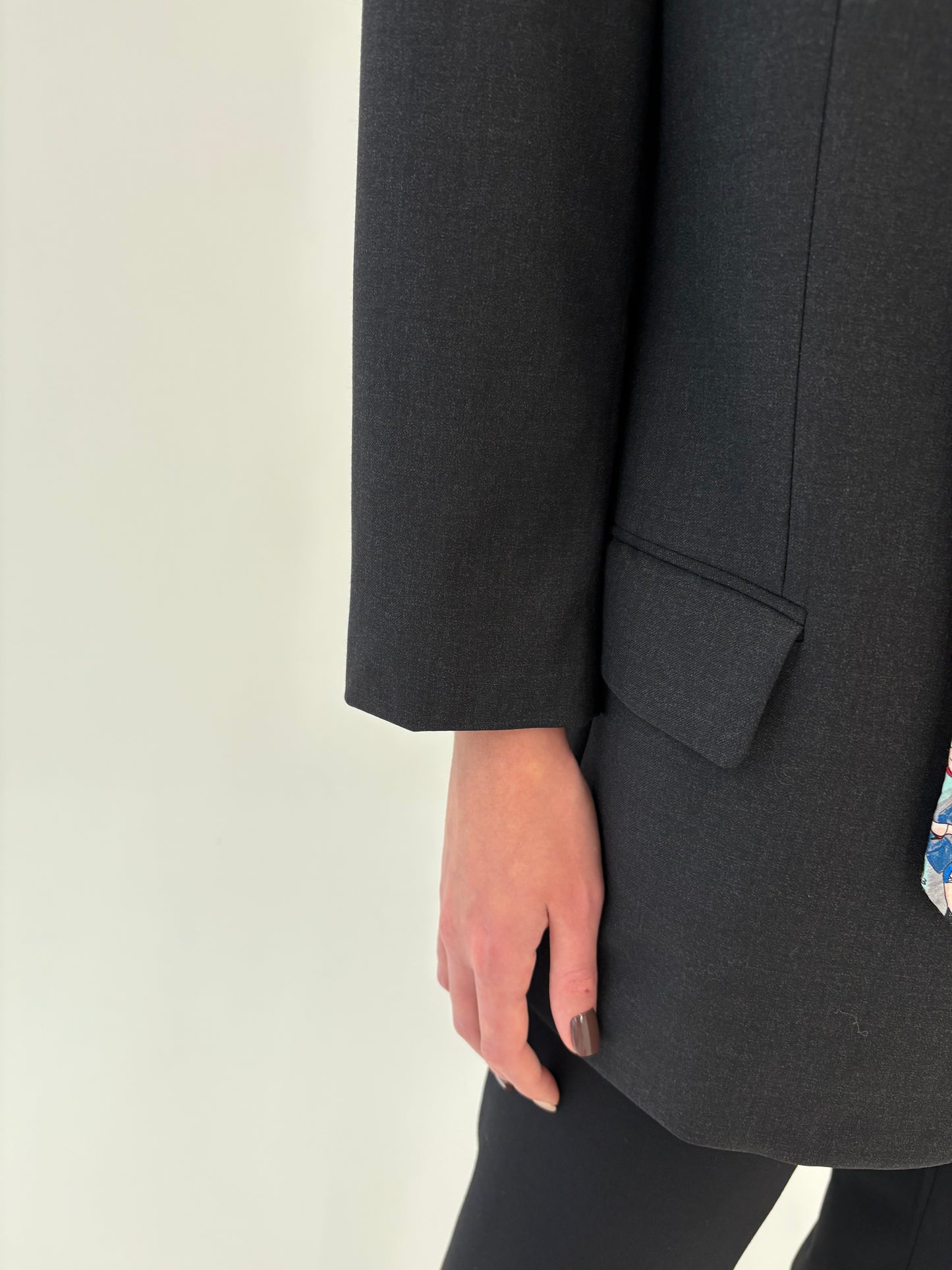 Sacou Hugo Boss din lana pura extrafina certificată în croi actual