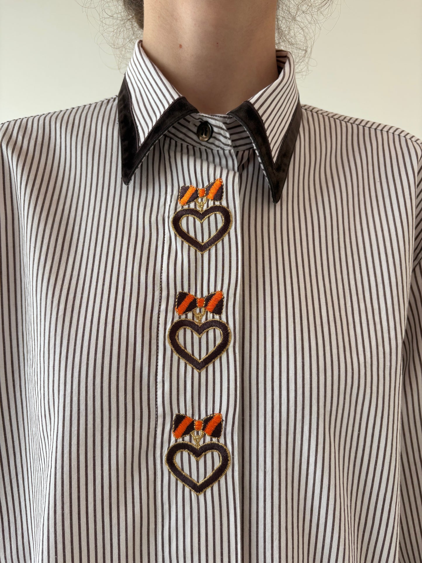 Cămașa premium italiană cu dungi fine chocolate brown și broderie