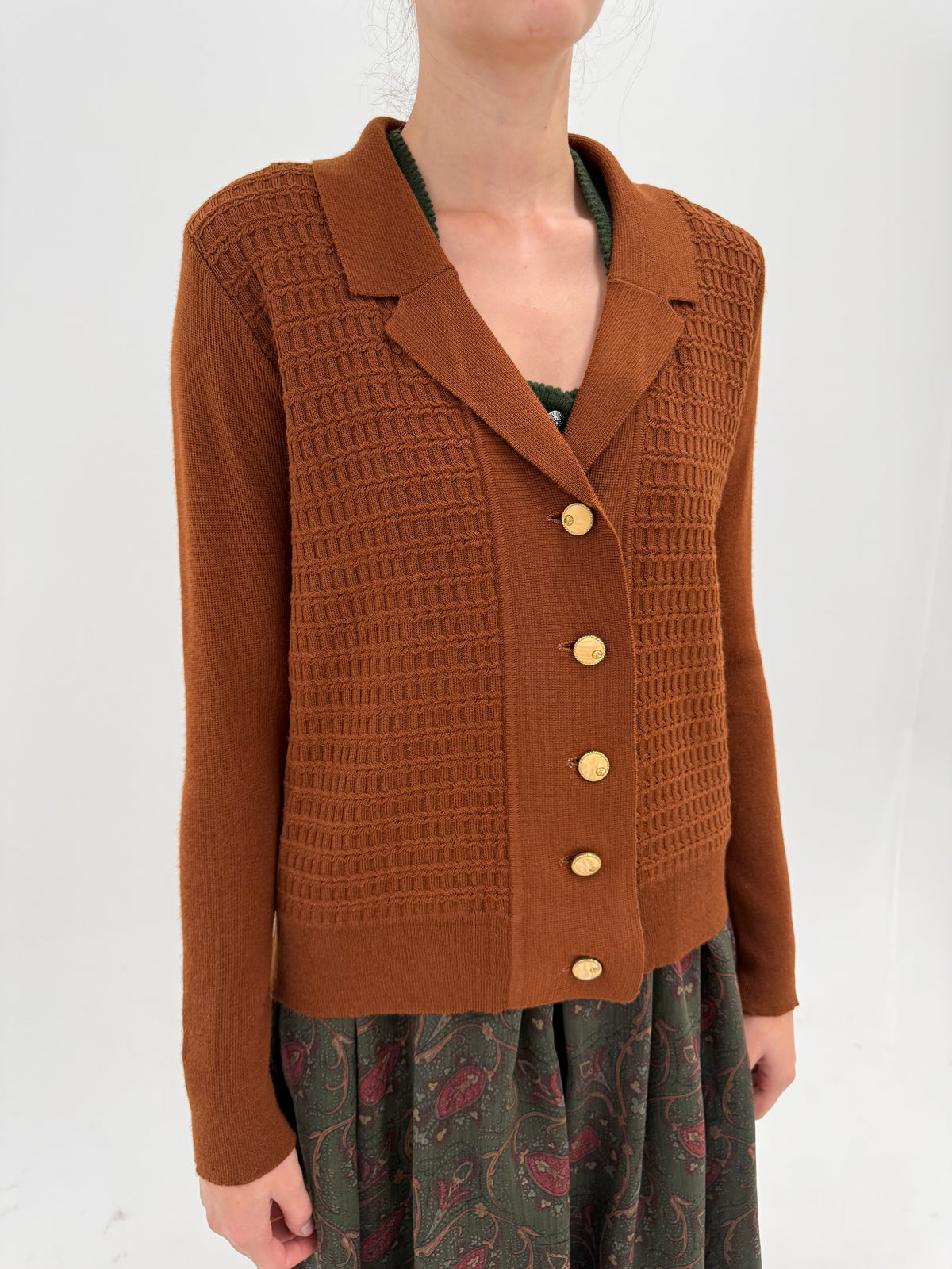 Cardigan vintage tip sacou caramel brown cu nasturi aurii și textura geometrică