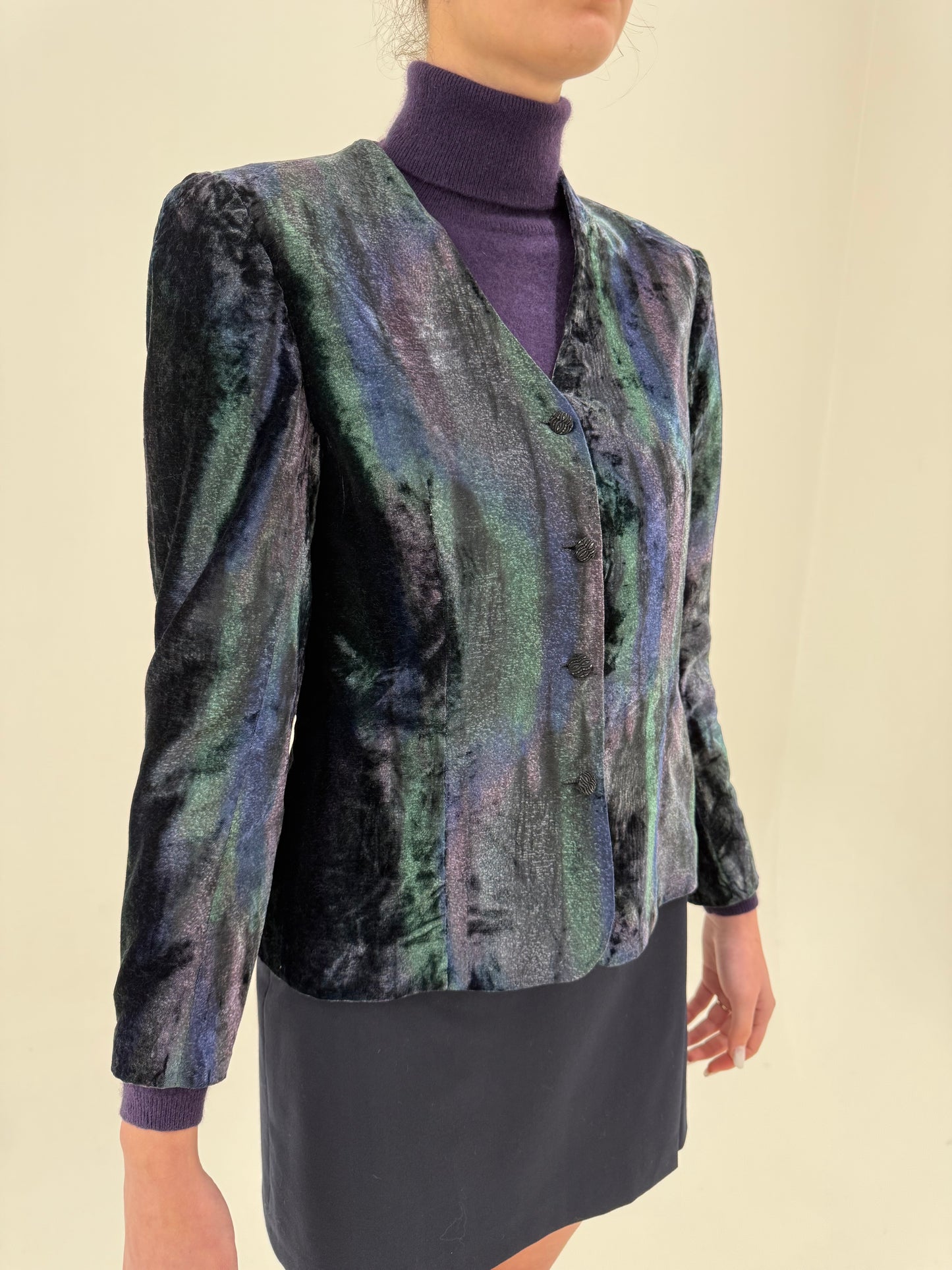 Sacou elegant în croi minimalist ușor cambrat din catifea de la zi la seară