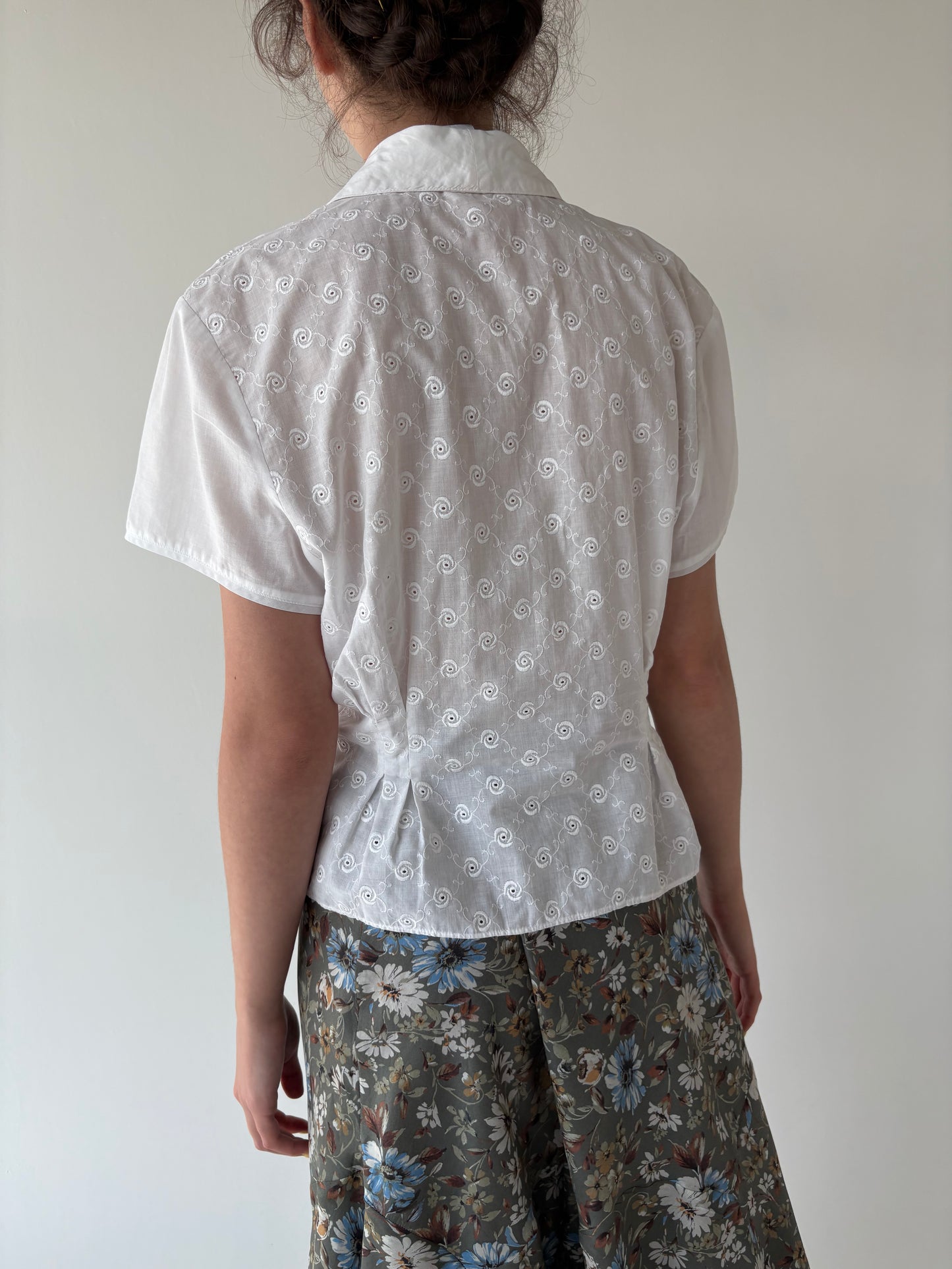 Cămașa vintage cambrata cu fundițe stilizate și broderie anglaise