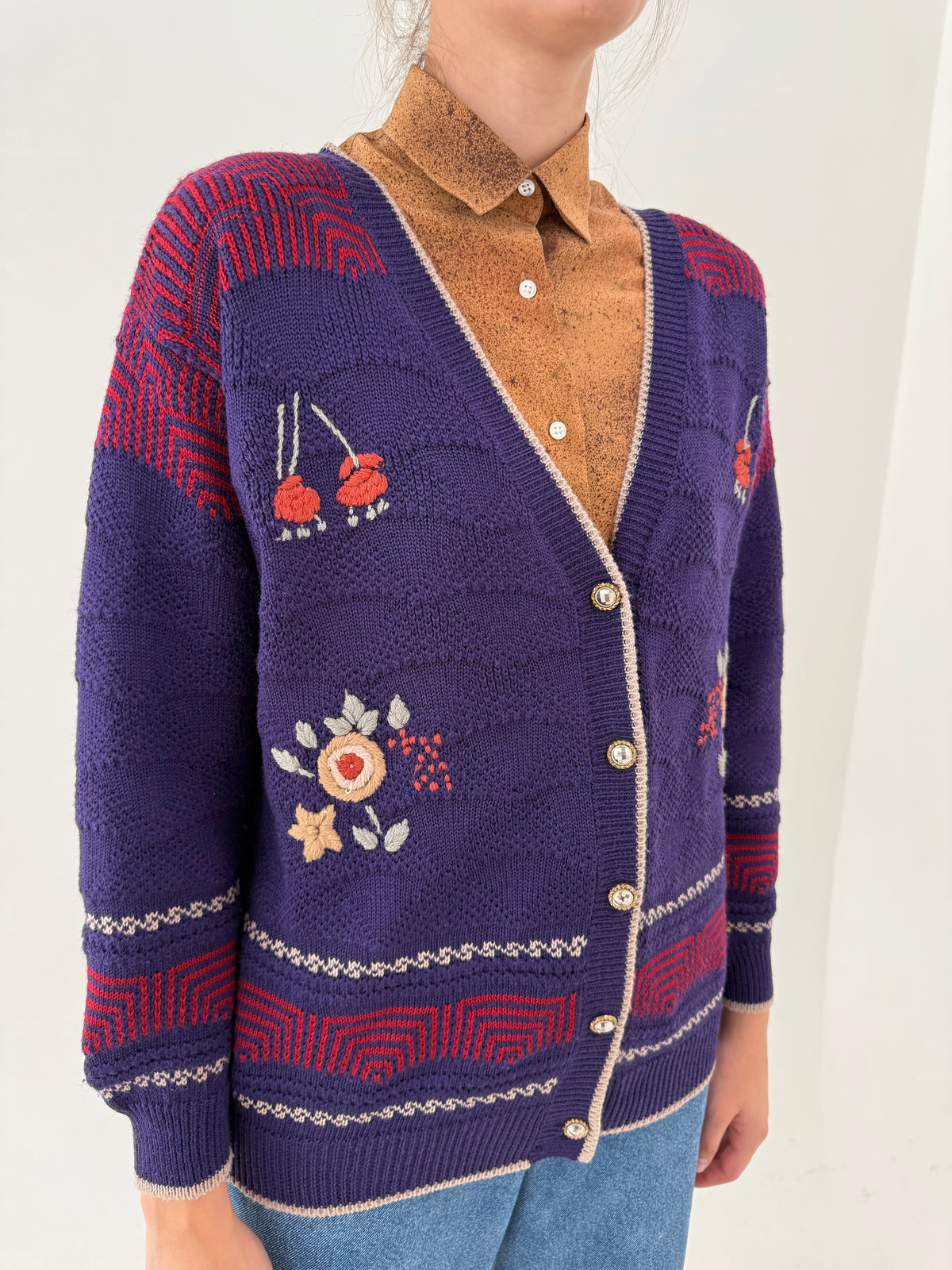 Cardigan vintage lucrat manual din lana extrafina în croi lejer petite