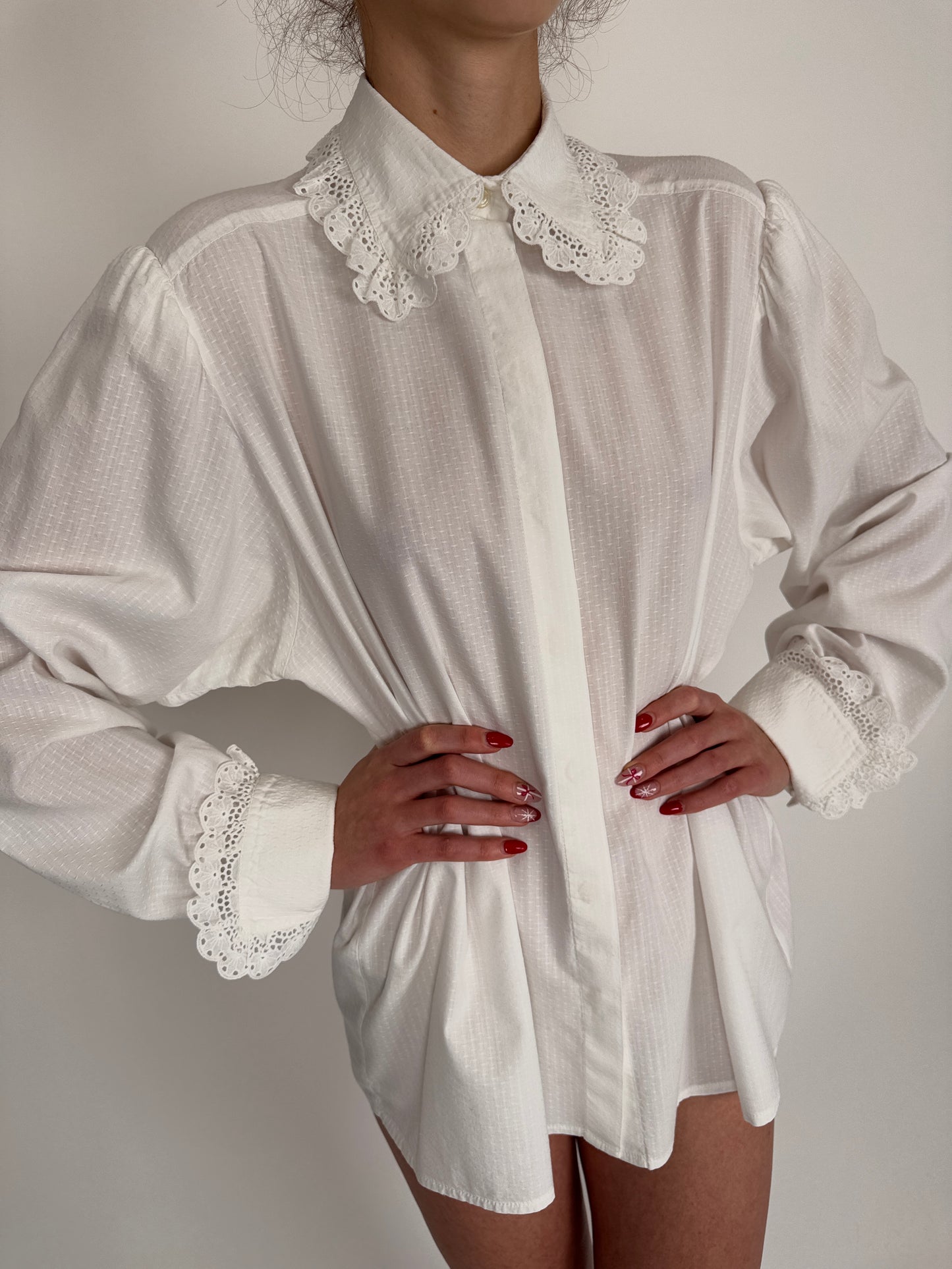 Cămașa premium cu broderie anglaise și manșete duble cu dantelă