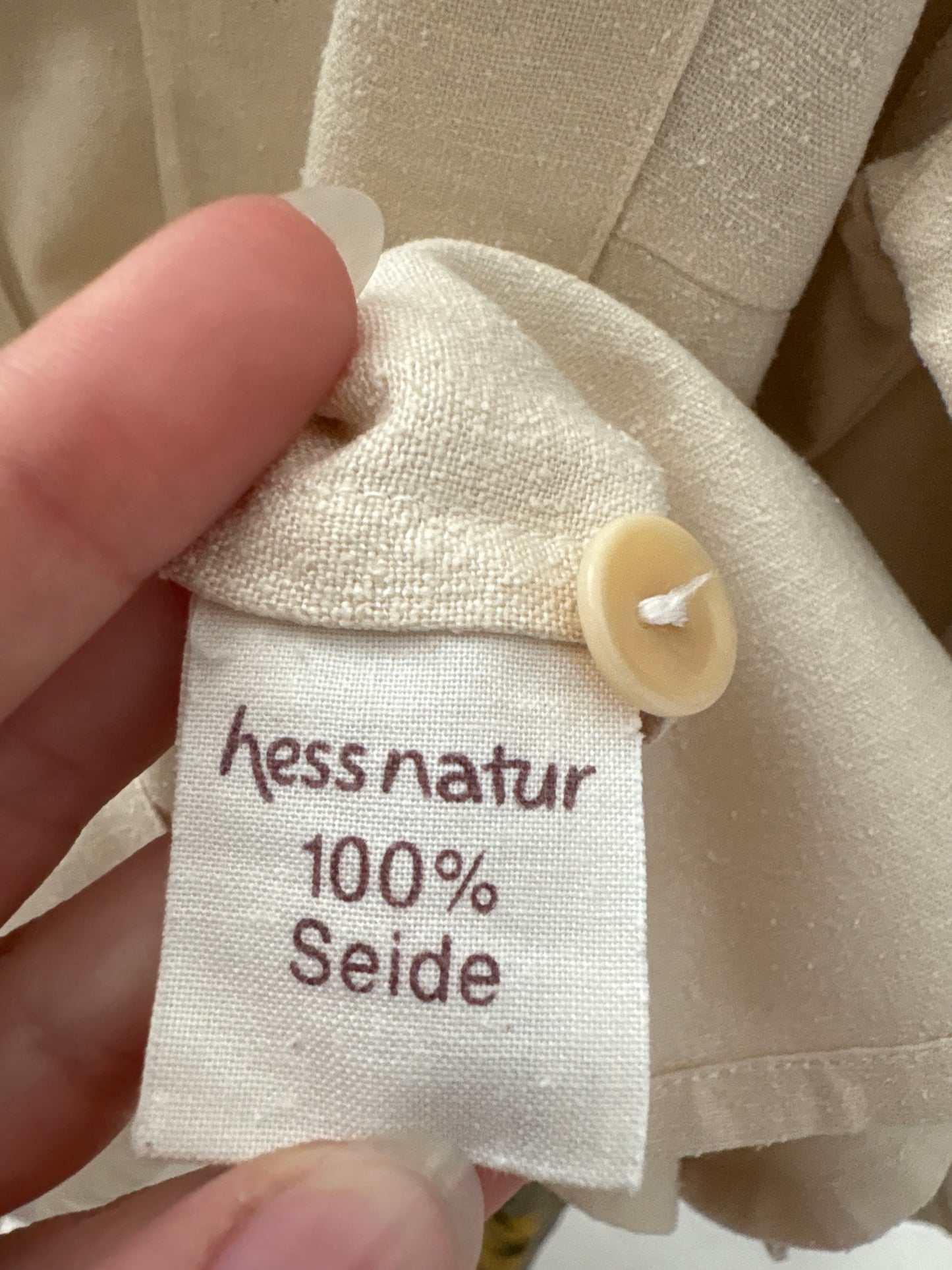 Cămașa din pânză de mătase naturală raw în croi minimalist