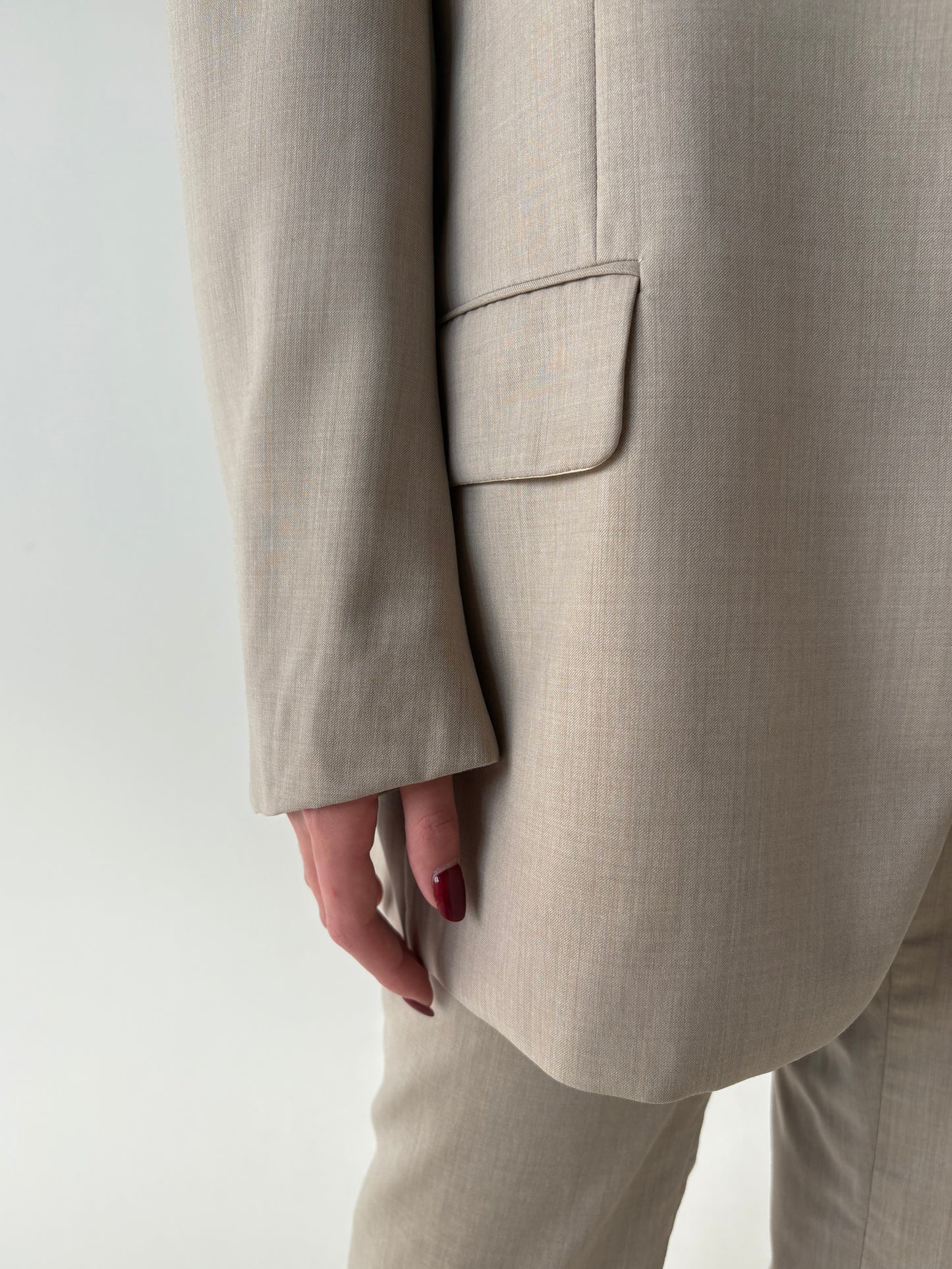 Costum light nude din lana extrafina în croi actual și pantaloni cu pense