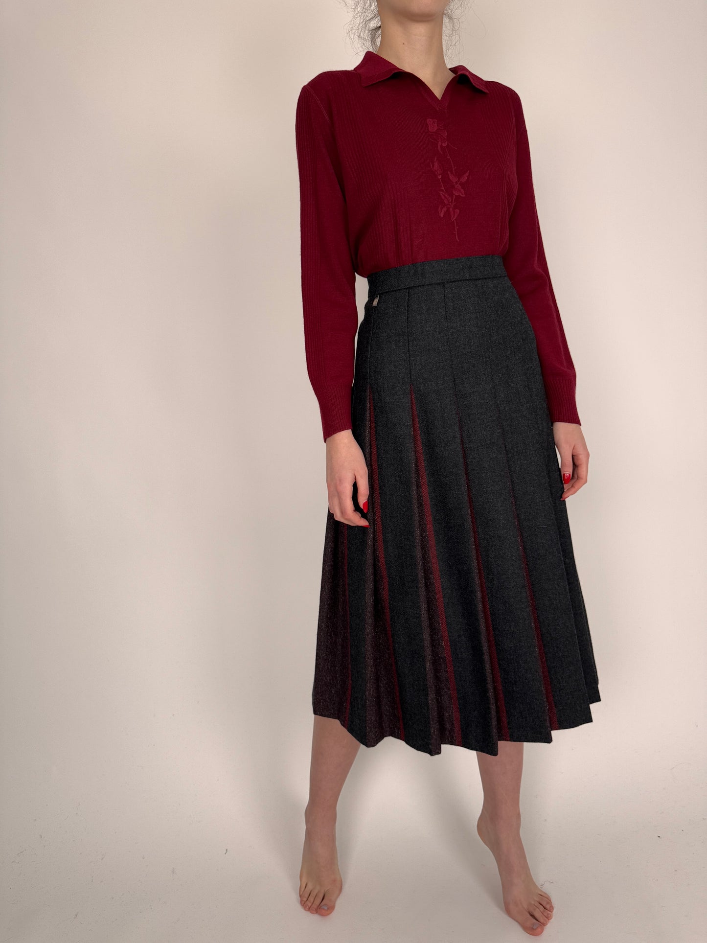 Fustă charcoal gray plisată cu inserții burgundy din lana extrafina