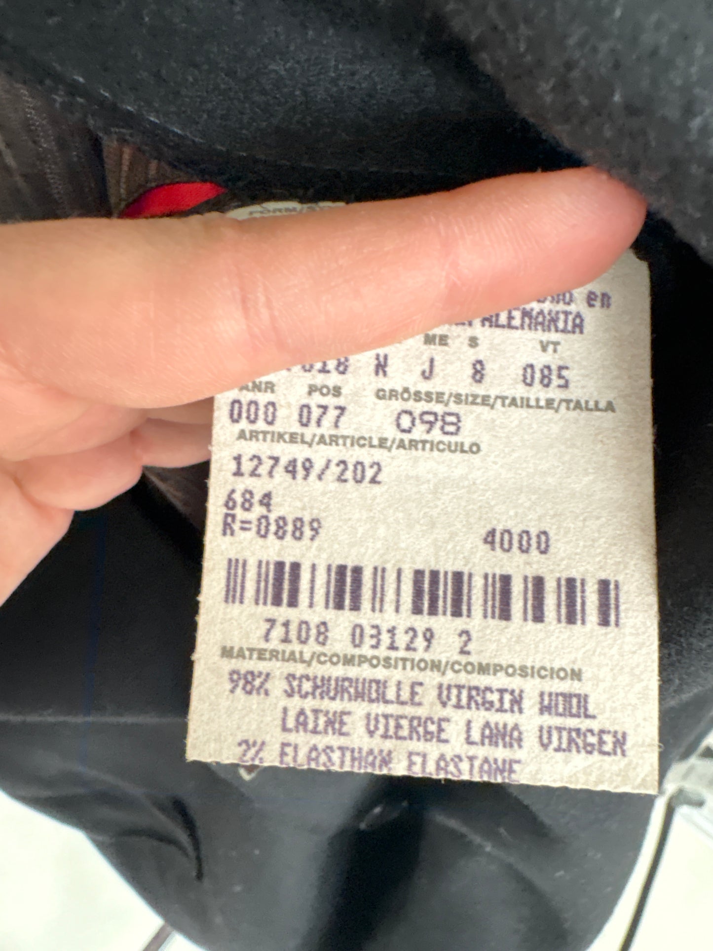 Sacou negru Hugo Boss în croi actual cu influențe deconstruite