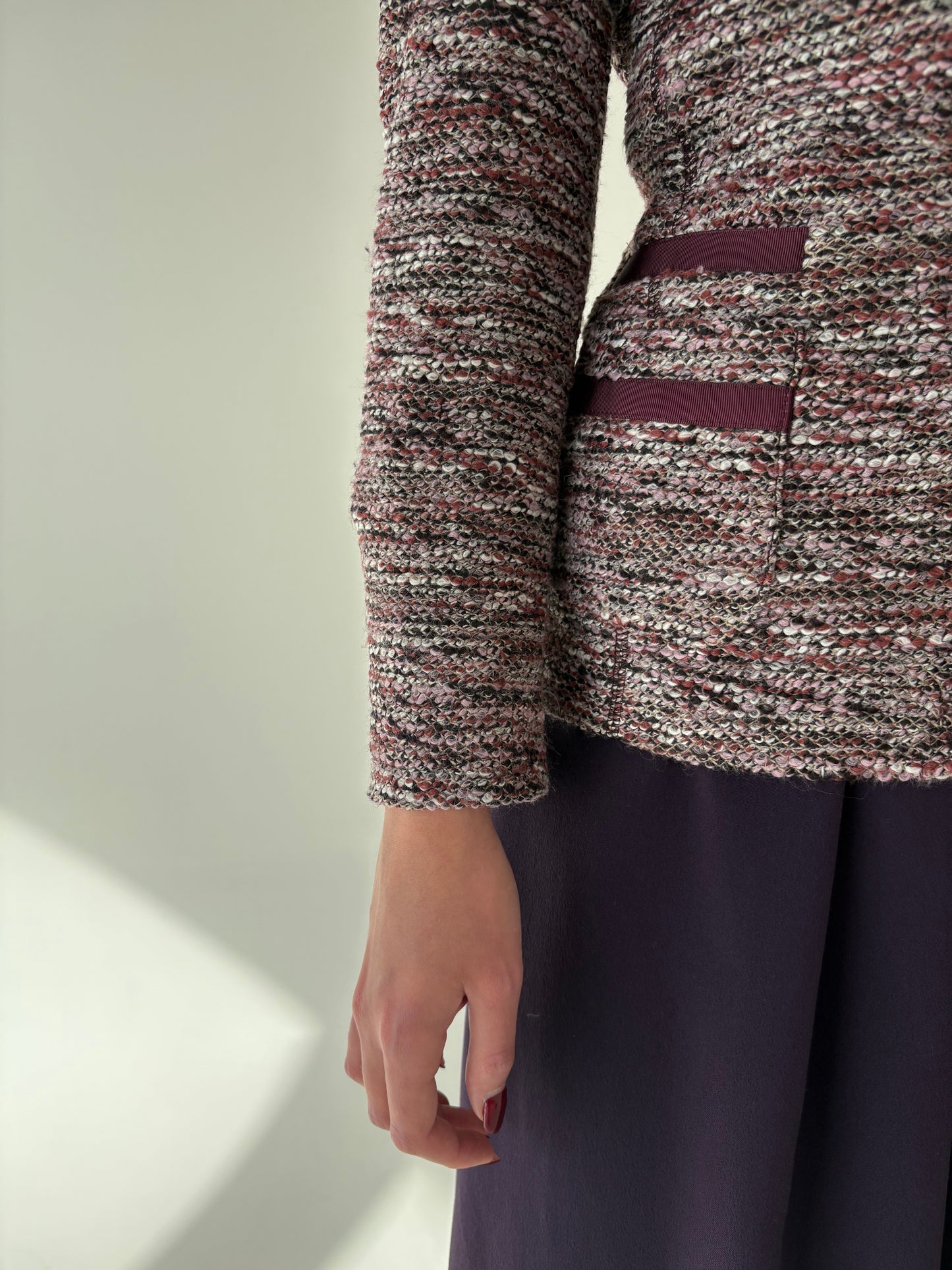 Sacou cambrat din tweed în stil Chanel cu burgundy
