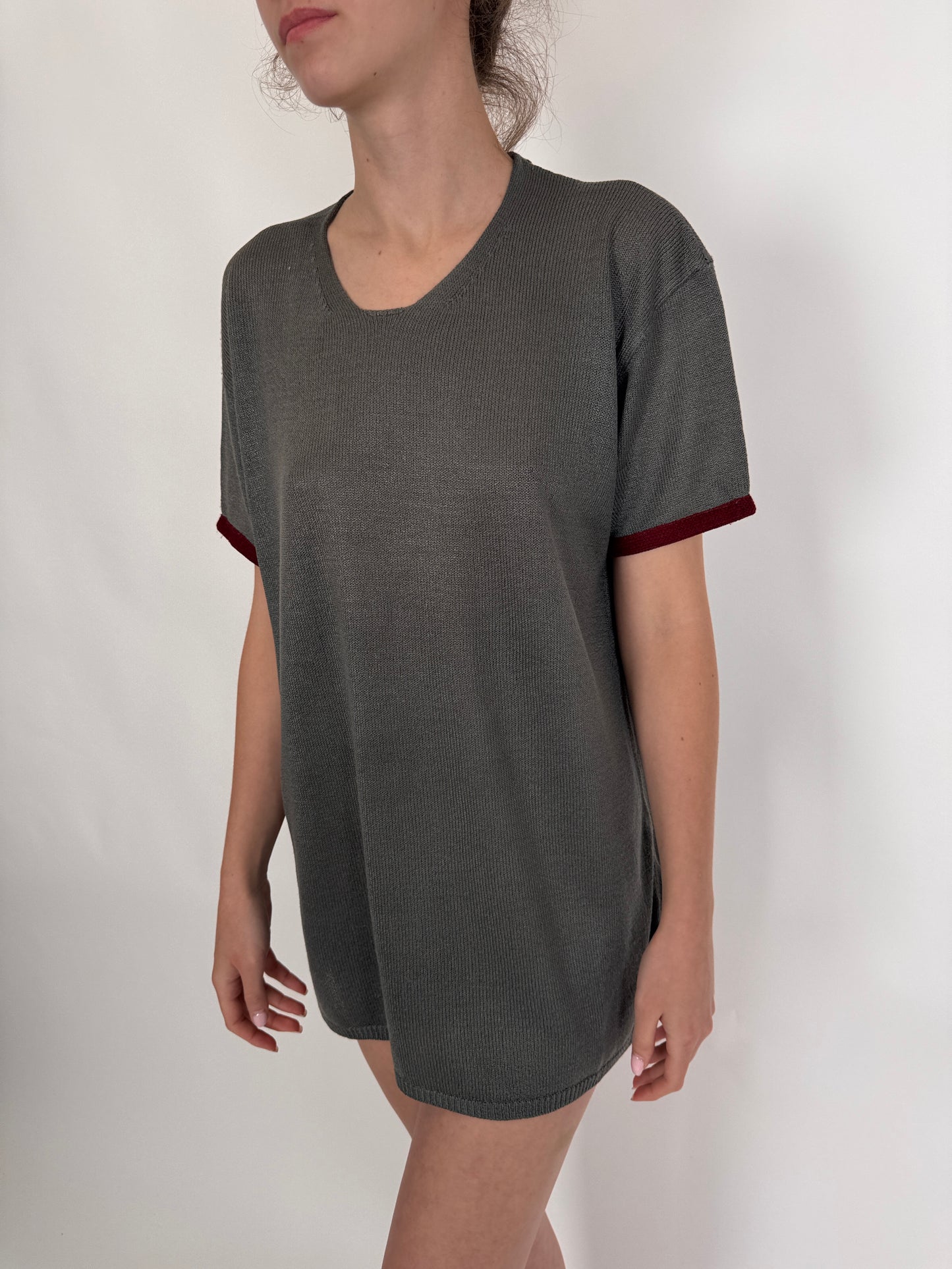 Top italian warm gray cu manșete burgundy din jerse natural