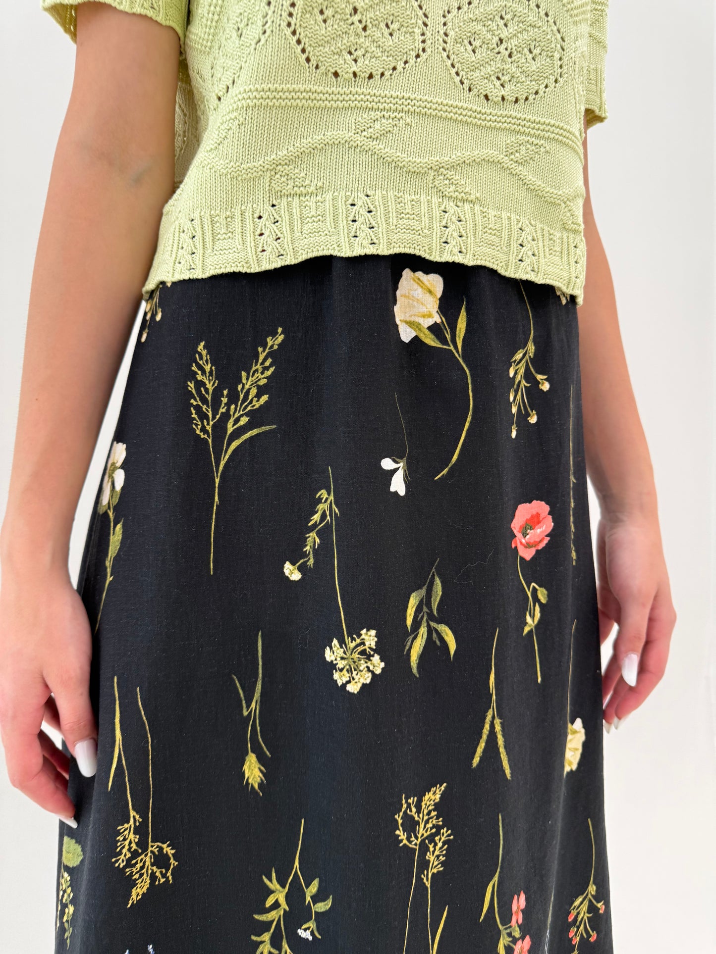 Fustă maxi neagră din pânză de in cu talie ultra înaltă elastică si print floral delicat