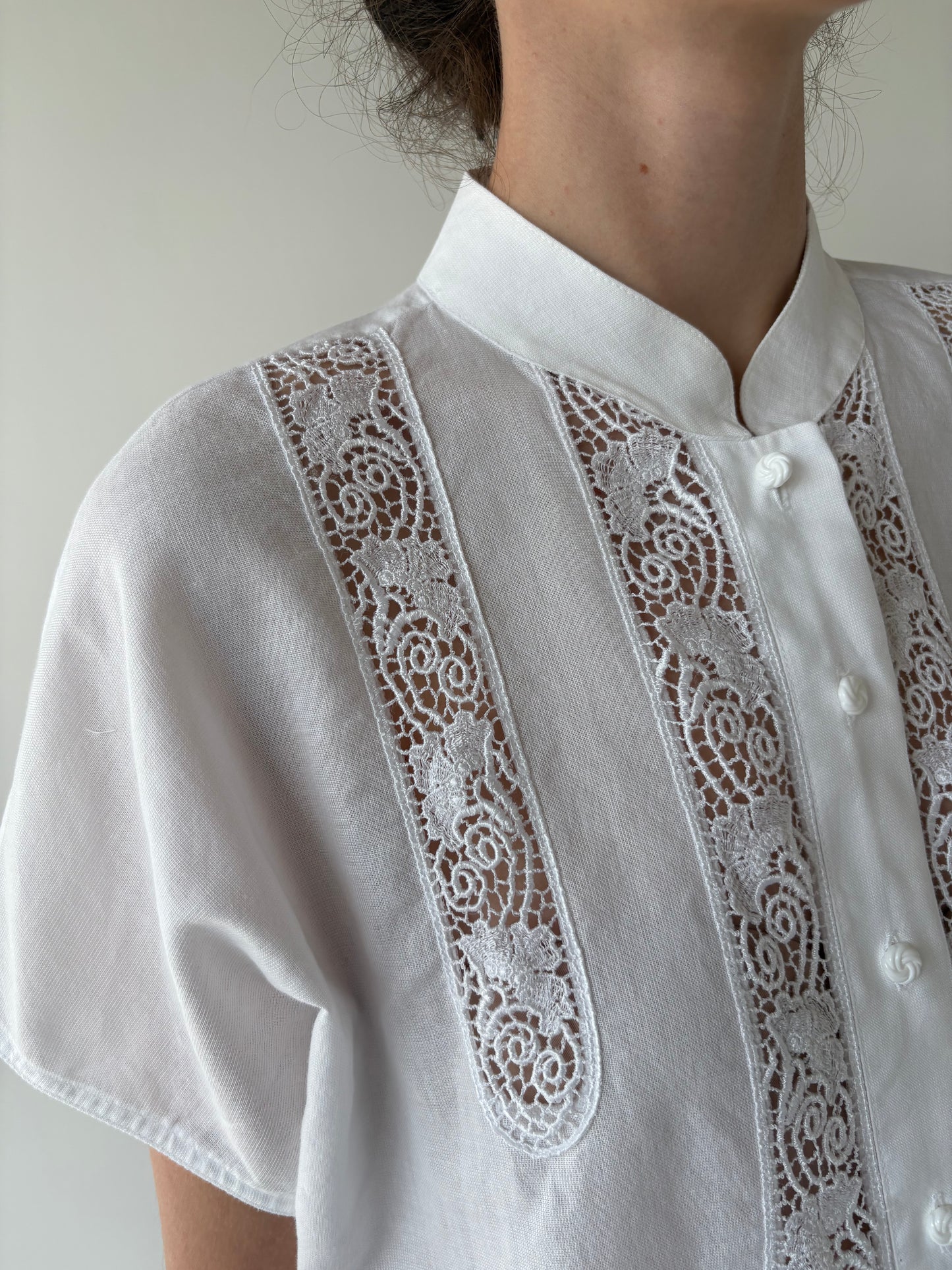 Cămașa vintage din pânză moale de în cu inserții de dantelă macrame