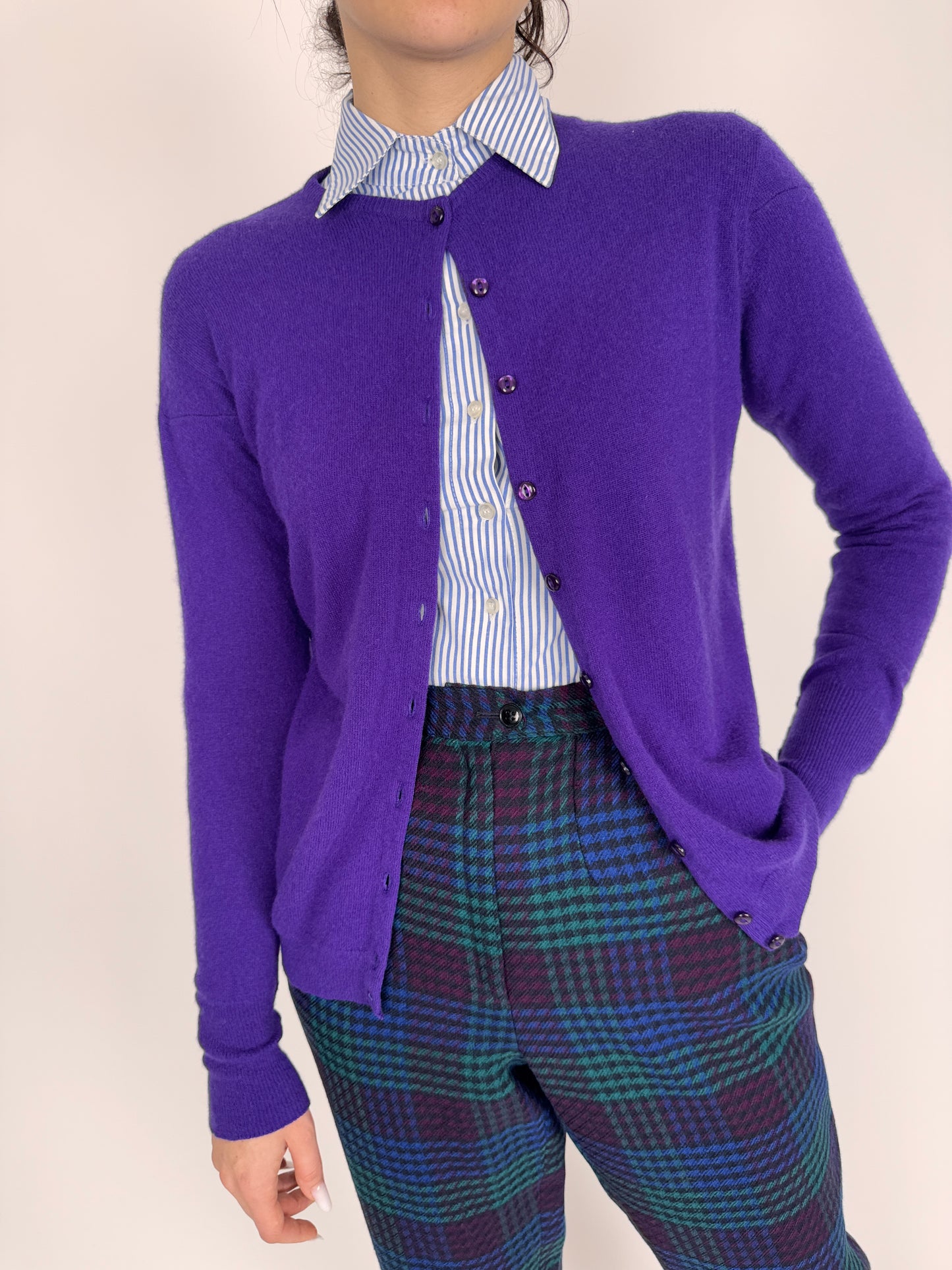 Cardigan tall electric violet din cașmir scoțian cu manșete înalte