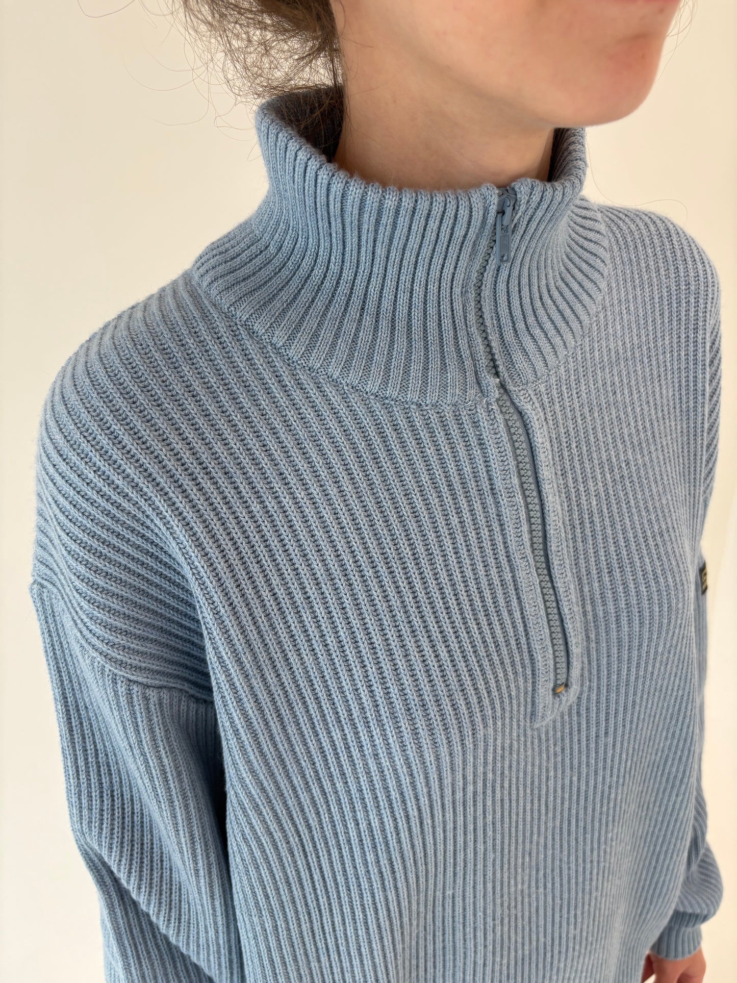 Maleta baby blue din lana merino extrafina de gramaj mare cu influențe sport