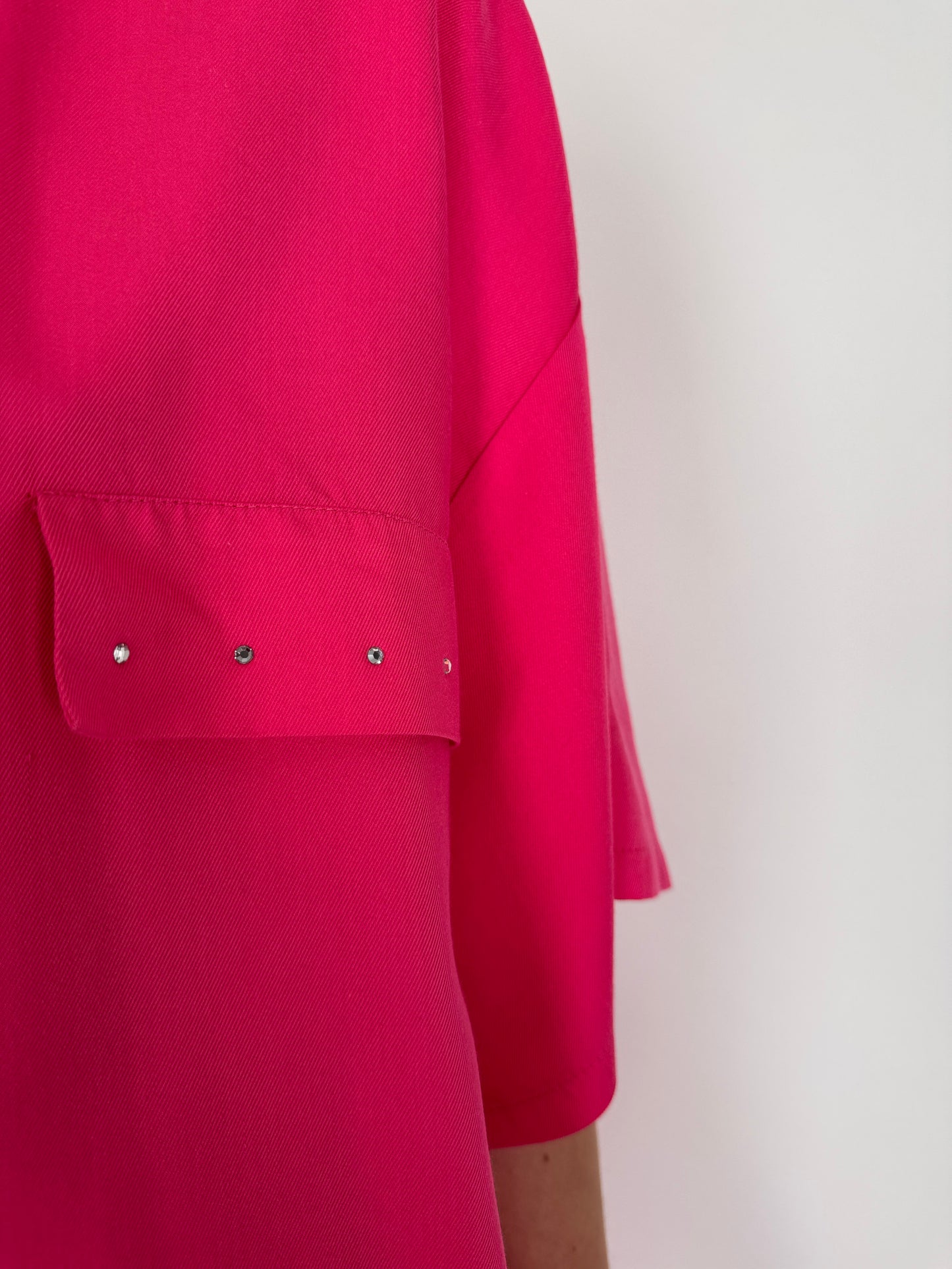 Rochie fucsia bluzata cu talie reglabilă marcată