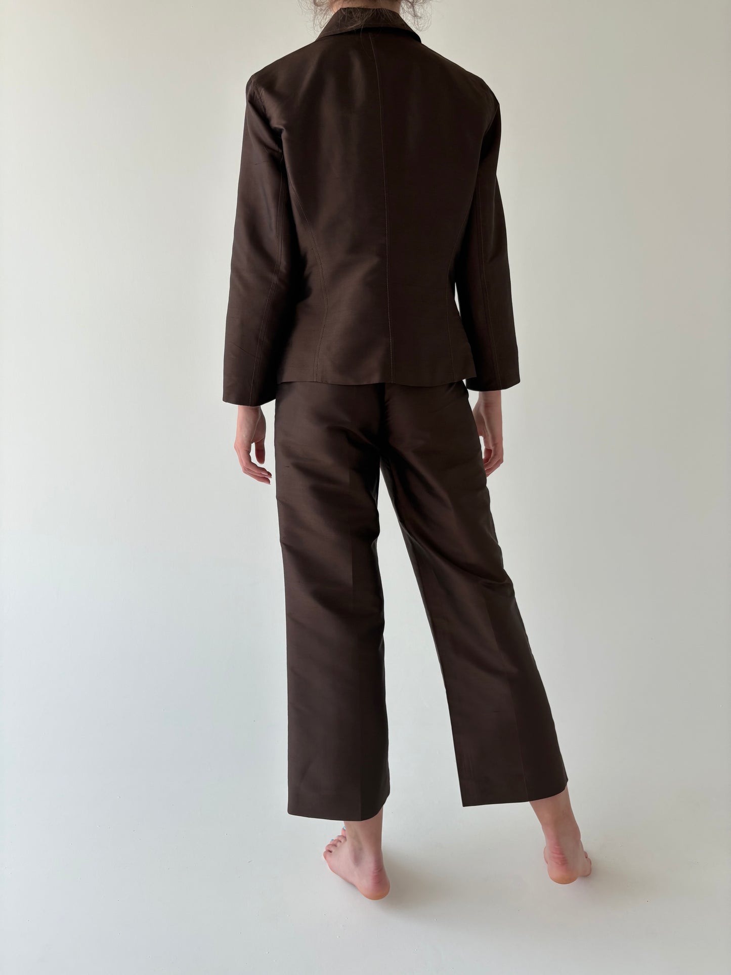 Costum în croi clasic chocolate brown din pânză de mătase naturală
