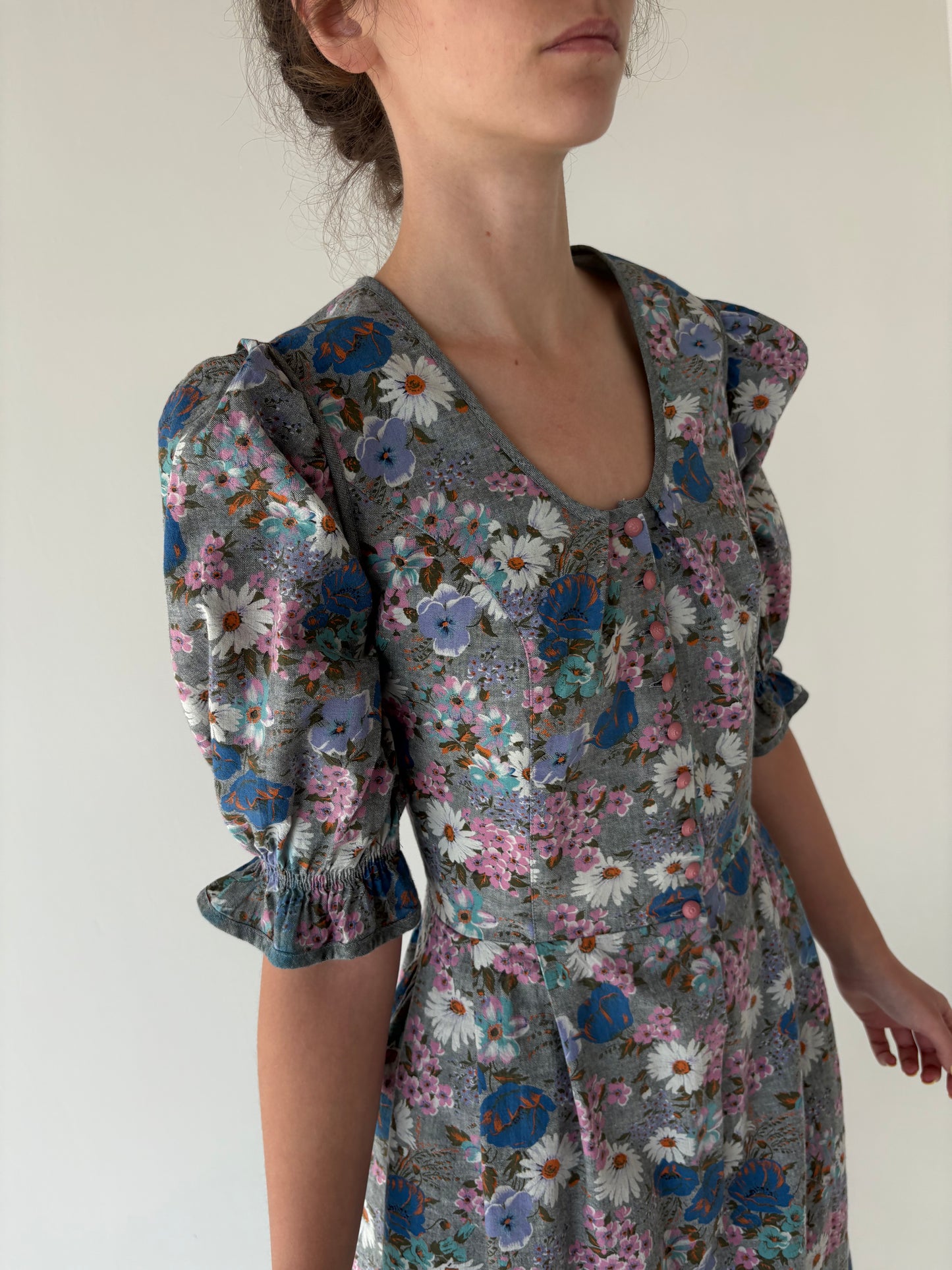 Rochie vintage din pânză cu corsaj și lucrătură manuală