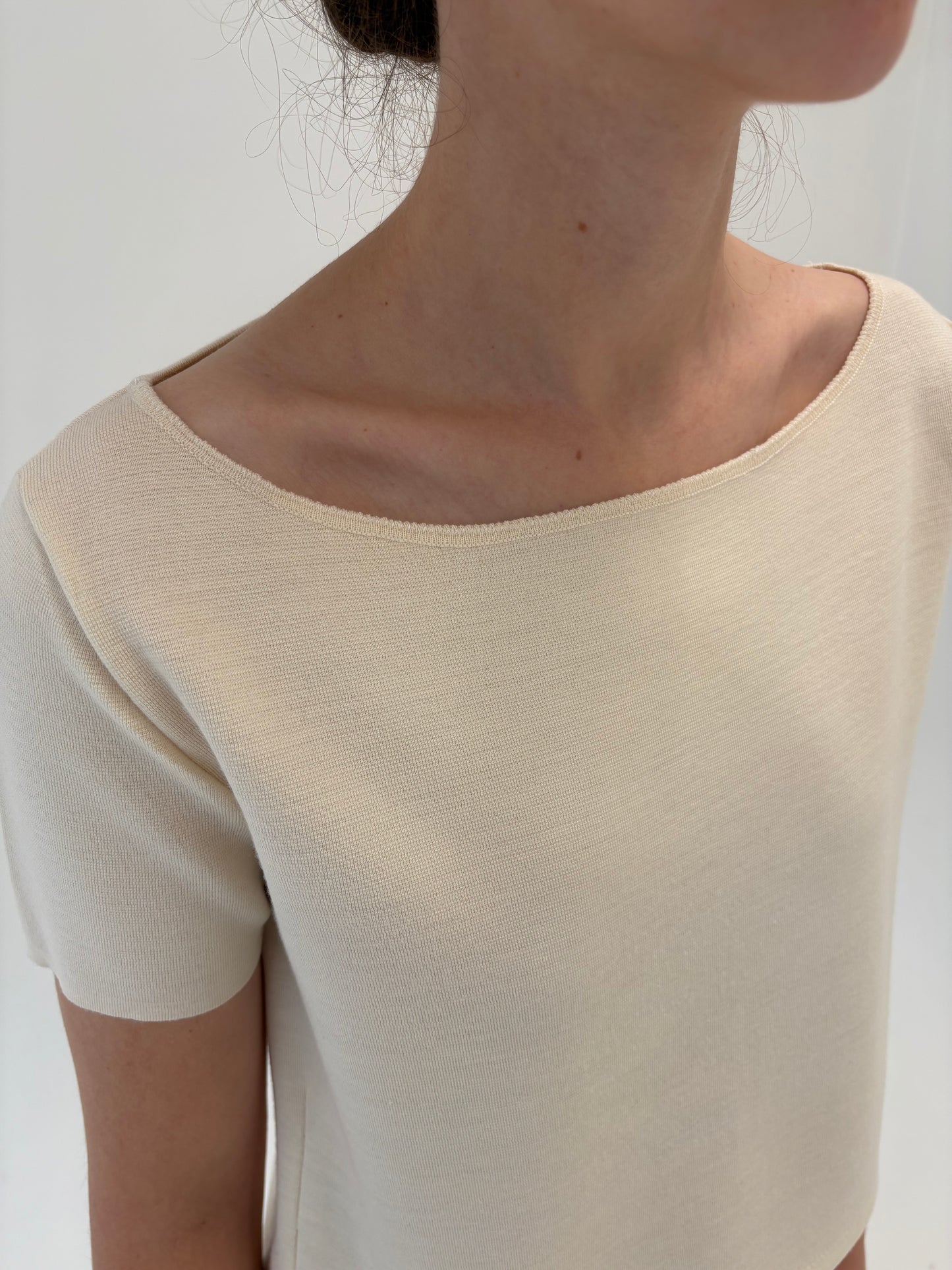 Top ivoire din lana merino extrafina de gramaj mare ușor cropped