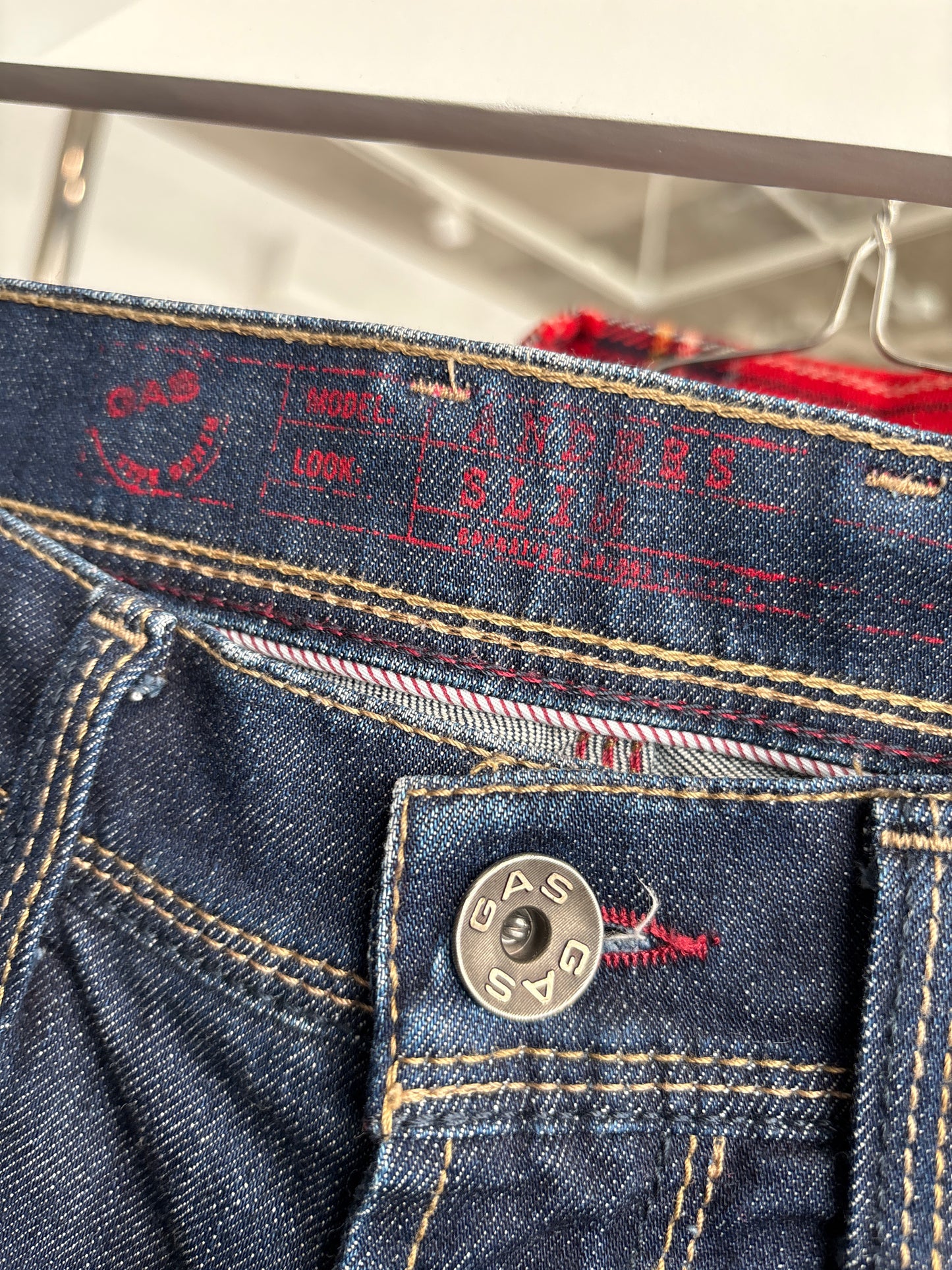 Blugi vintage în croi super actual din jeans raw cu ținuta și bumbac plin