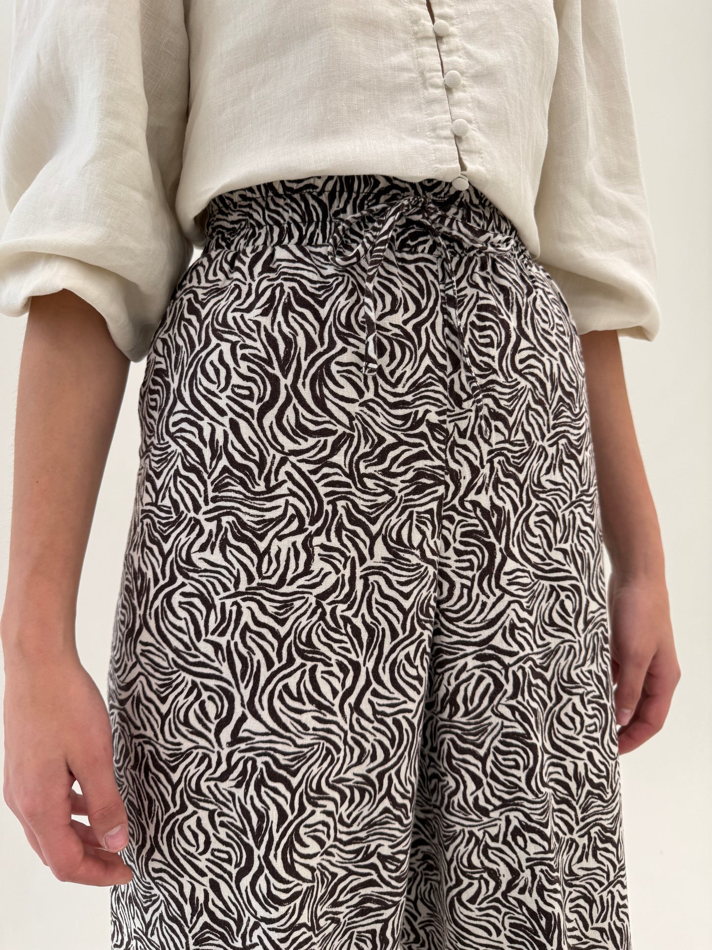 Pantaloni palazzo din in cu print chocolate brown cu talie ultra înaltă elastică
