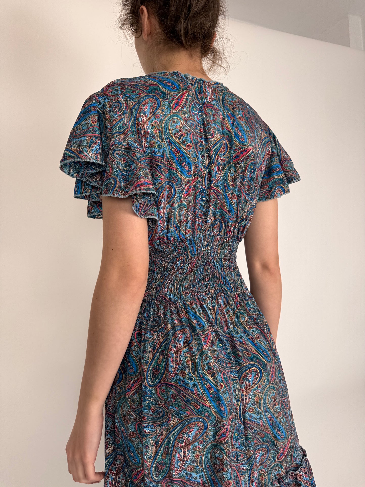 Rochie maxi cu print paisley și talie ultra marcată elastică