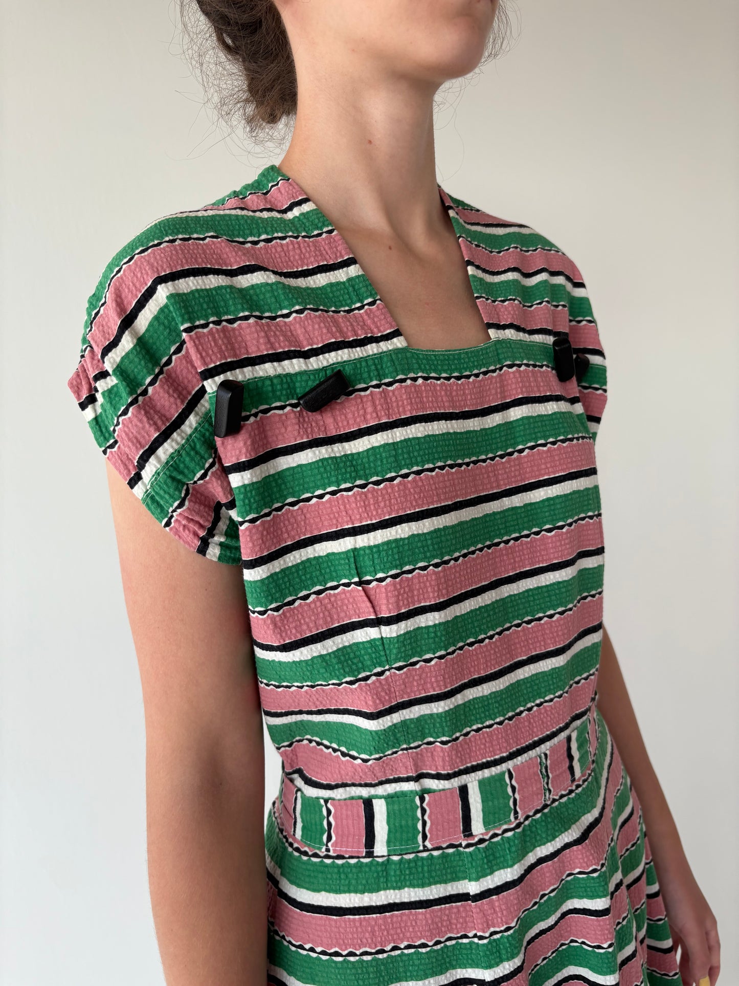 Rochie vintage din seersucker cu talie marcată reglabilă