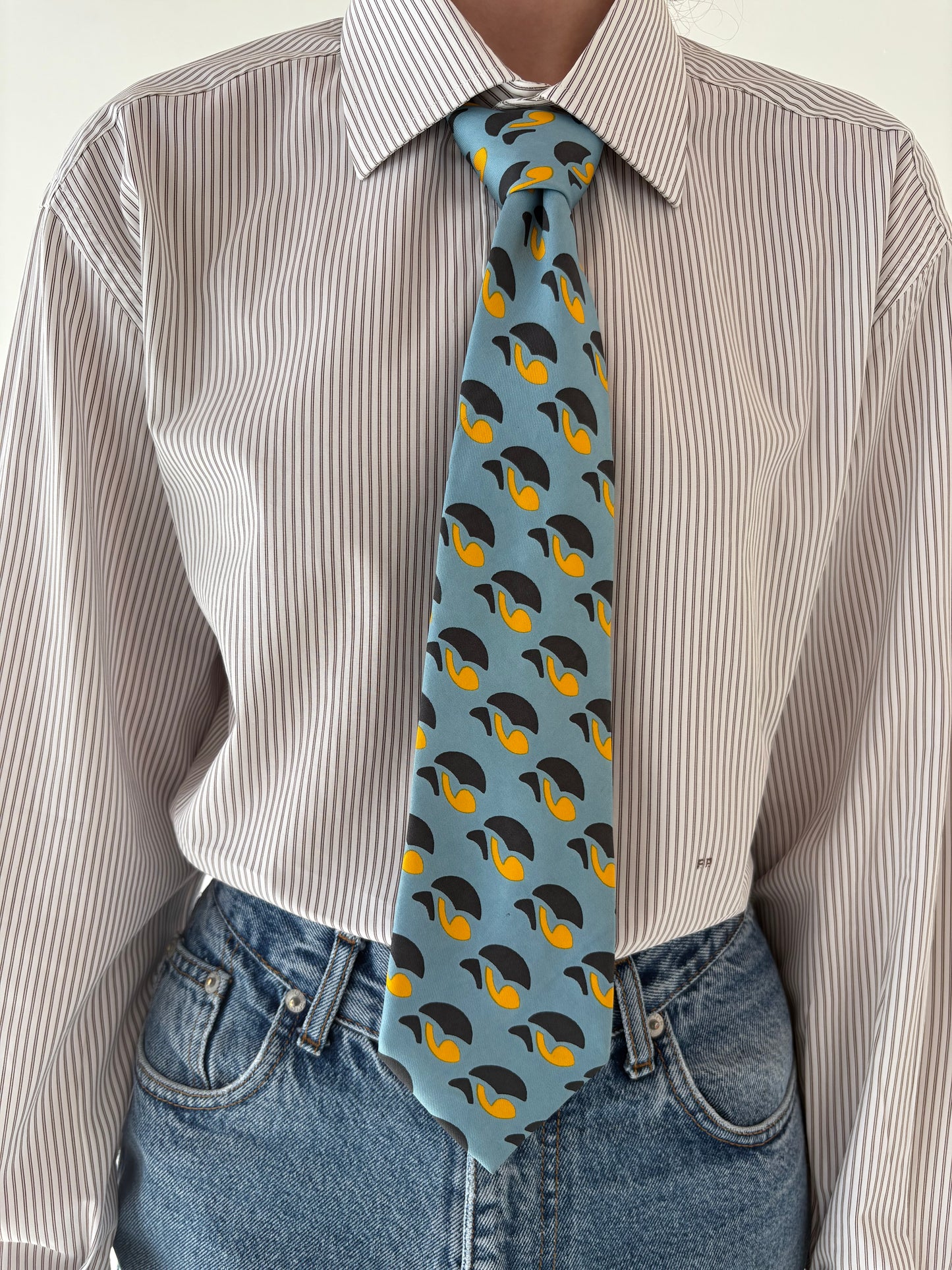 Cravata baby blue din mătase naturală cu print modern