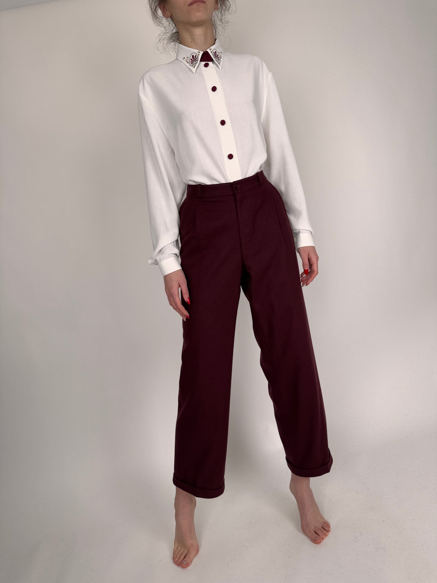 Pantaloni burgundy din lana plină extafina cu pense